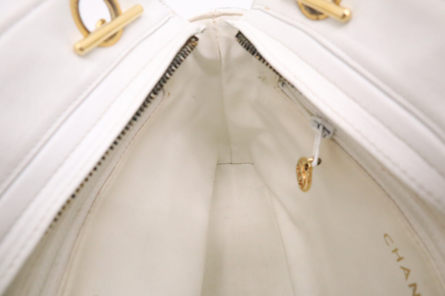Chanel Shoulder Bag in White Mattelassé Leather