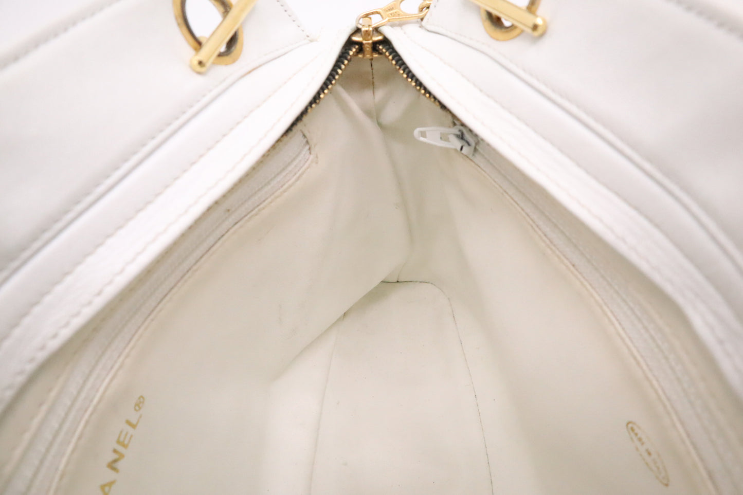 Chanel Shoulder Bag in White Mattelassé Leather