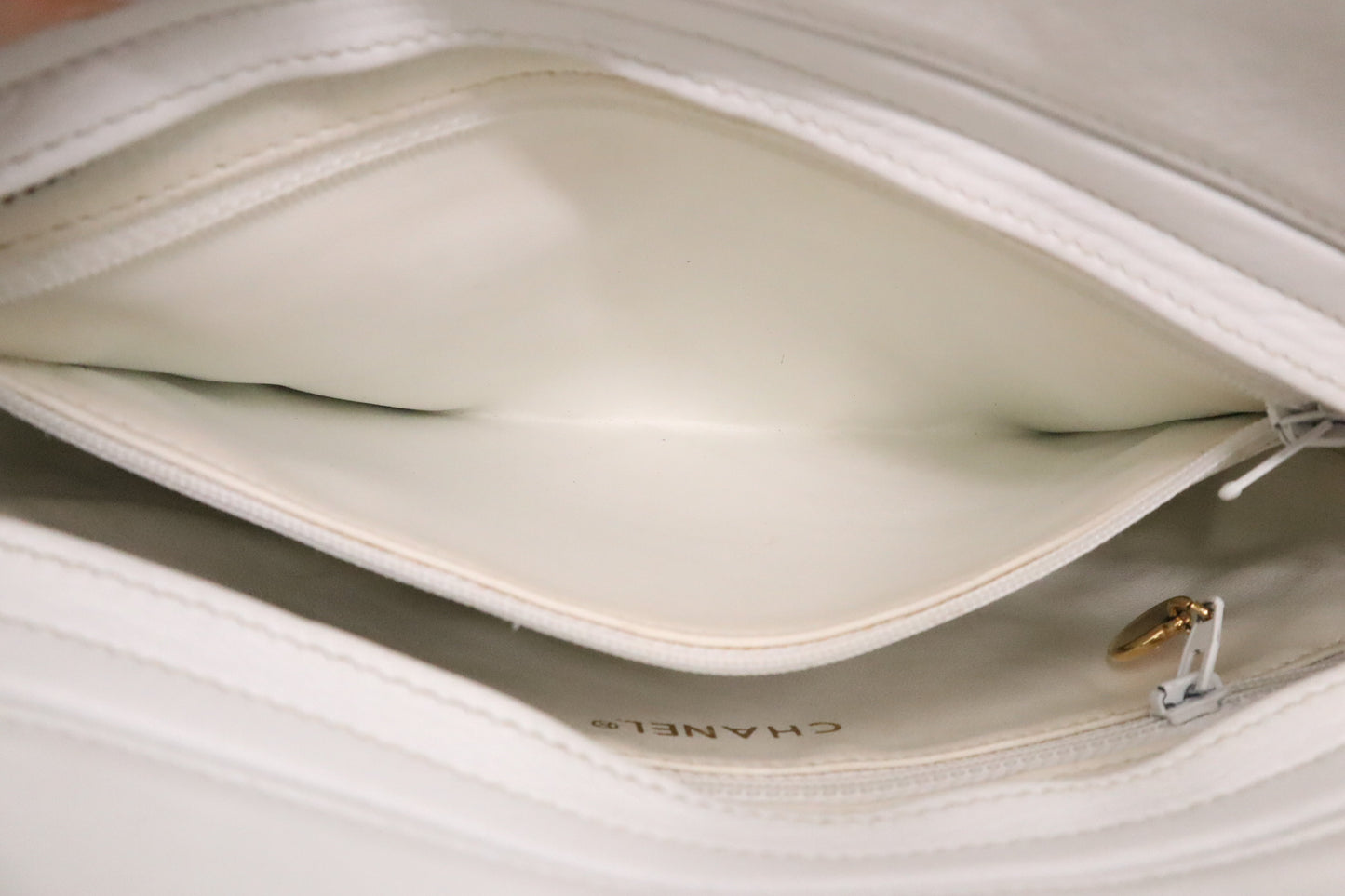 Chanel Shoulder Bag in White Mattelassé Leather