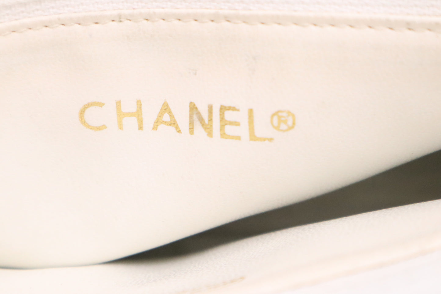 Chanel Shoulder Bag in White Mattelassé Leather
