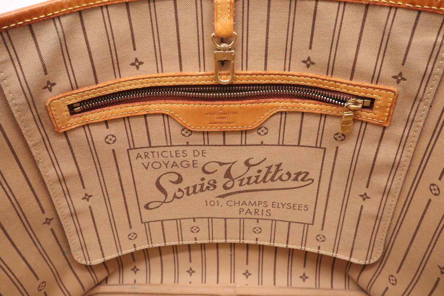 Louis Vuitton Neverfull MM in Monogram Canvas