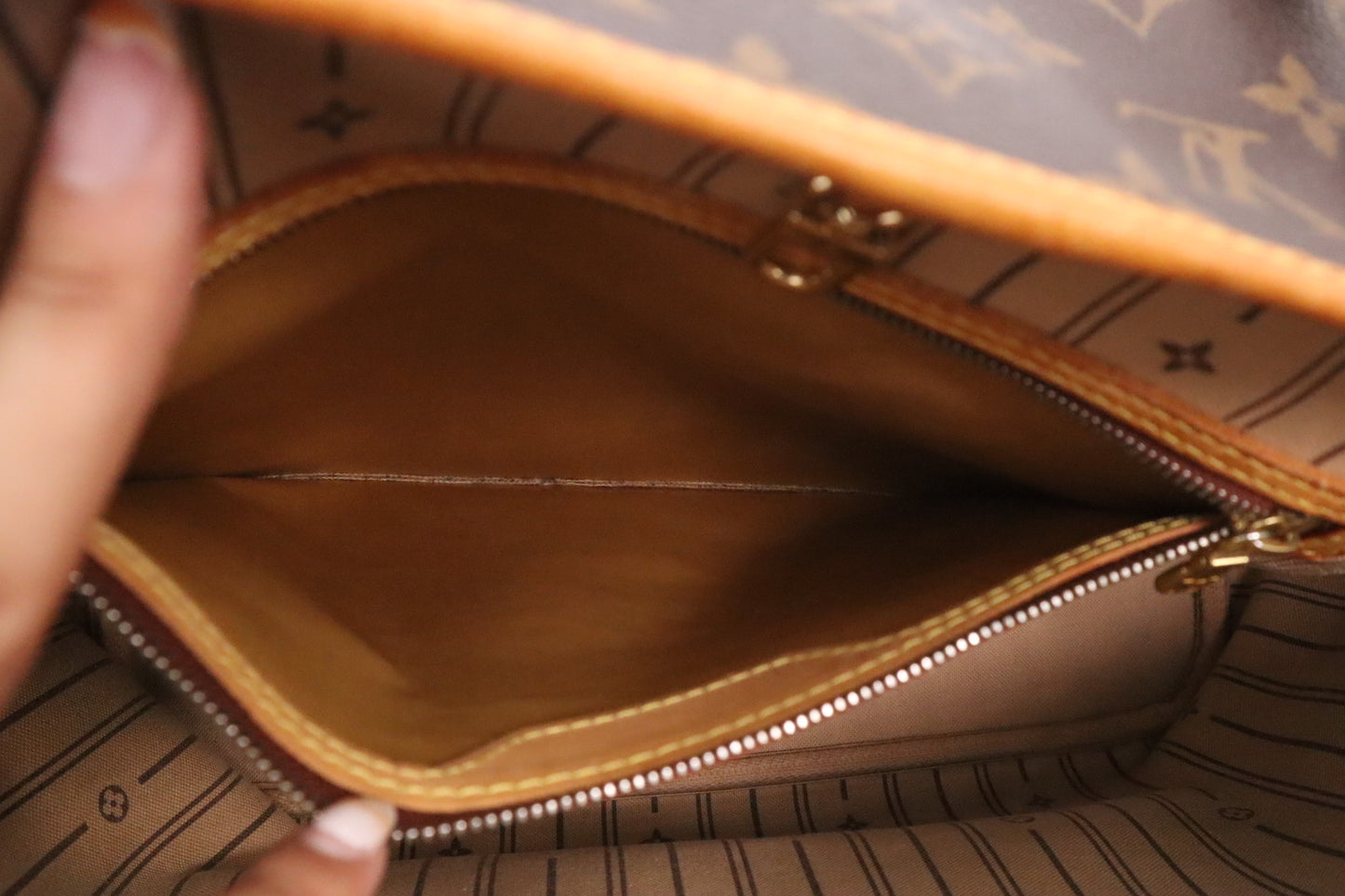 Louis Vuitton Neverfull MM in Monogram Canvas