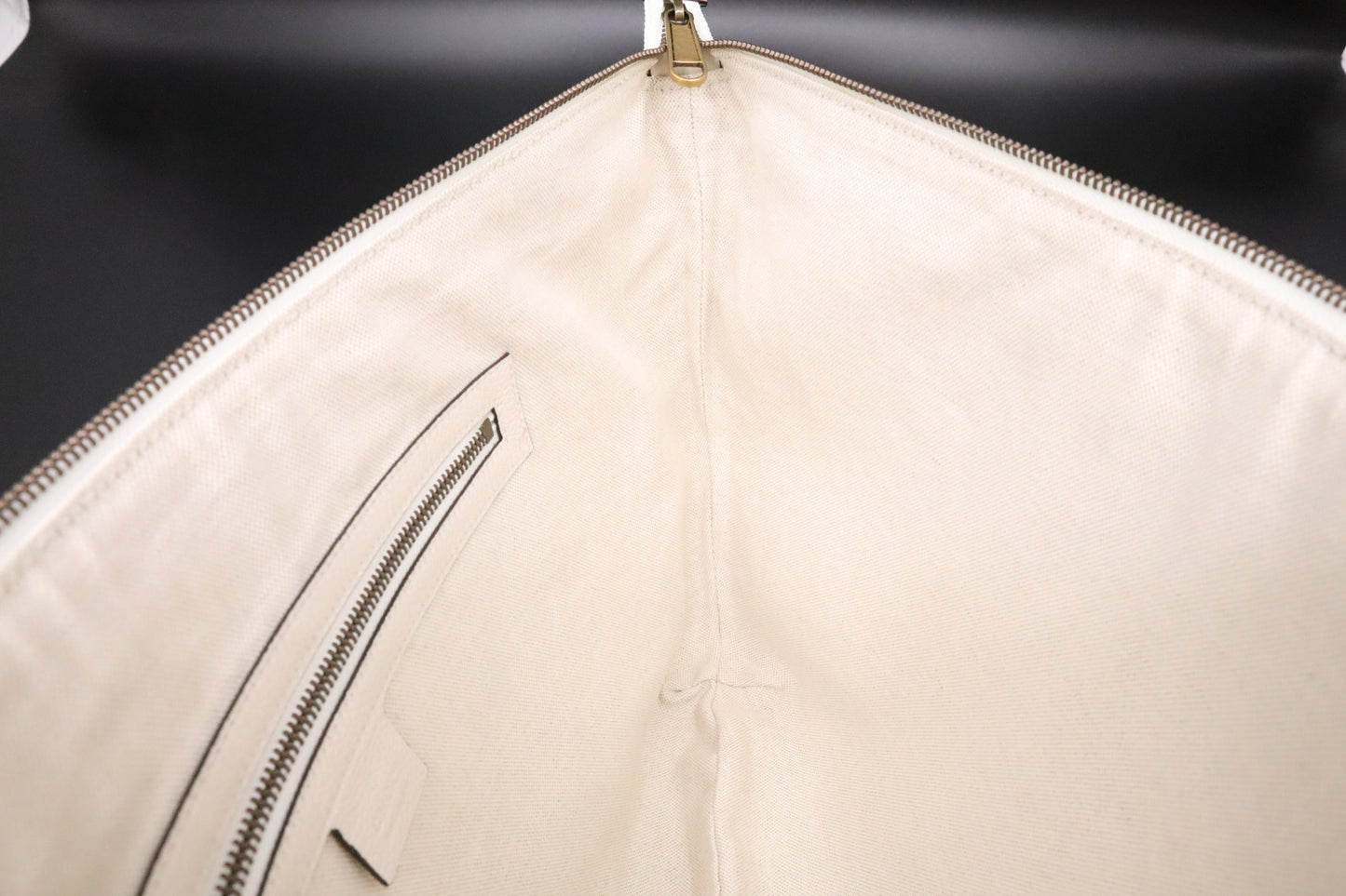 Gucci Shoulder Bag in White Leather
