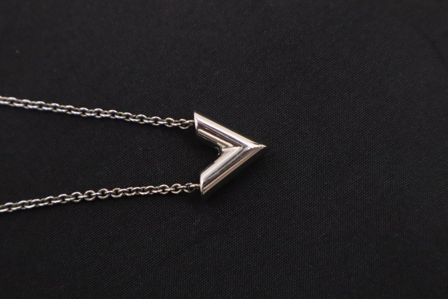 Louis Vuitton Essential V Supple Necklace