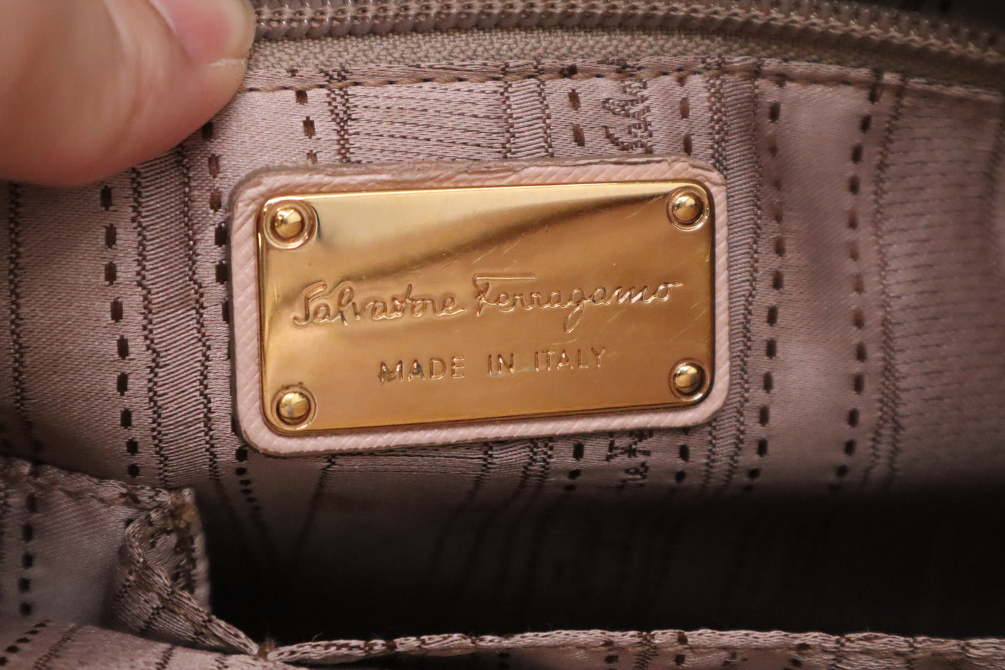 Ferragamo Shoulder Bag in Pink Blush Leather