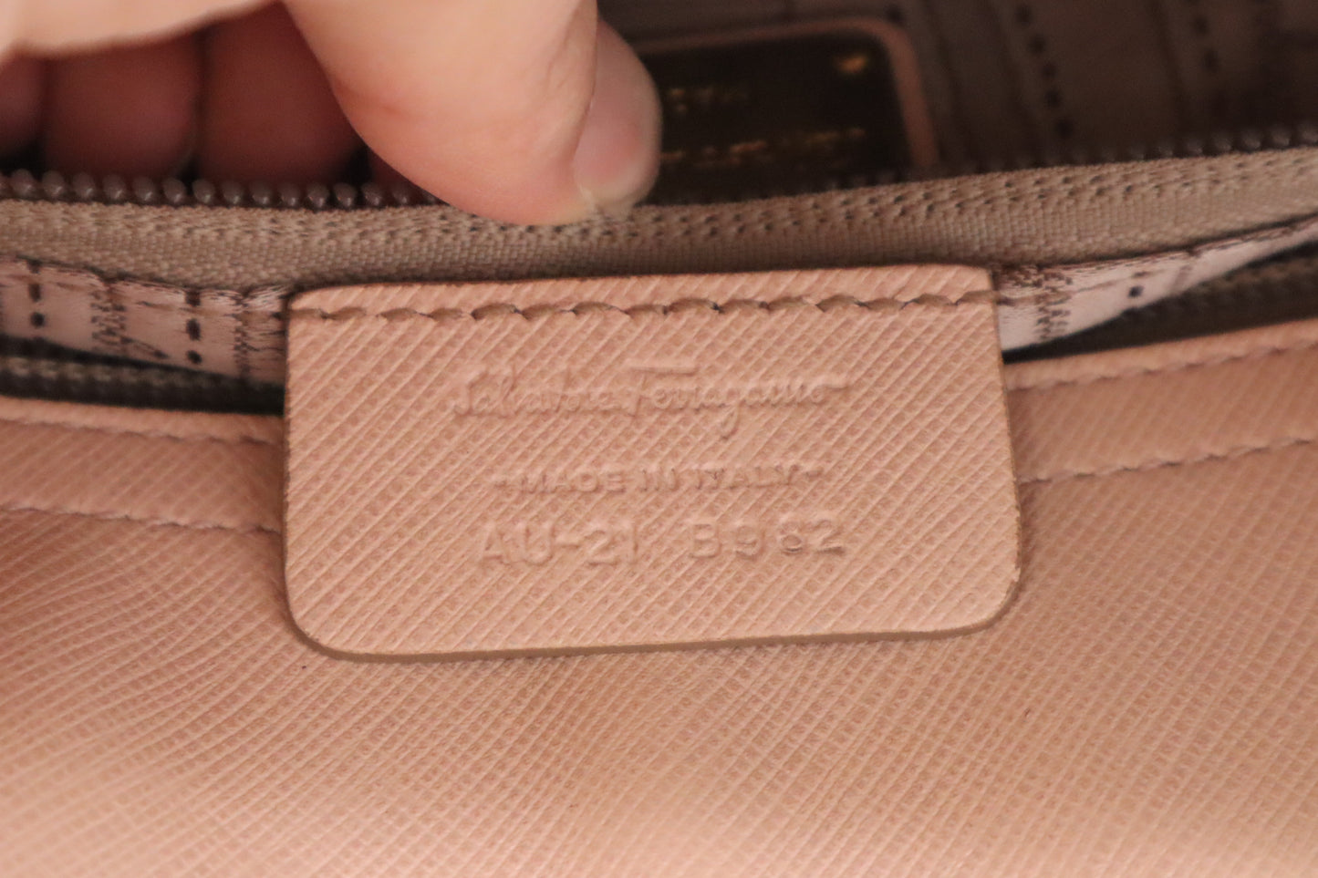 Ferragamo Shoulder Bag in Pink Blush Leather