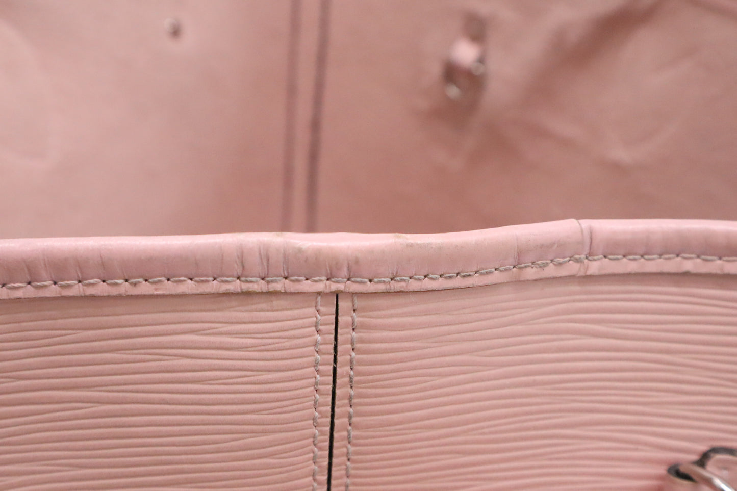 Louis Vuitton Neverfull MM in Pink Epi Leather