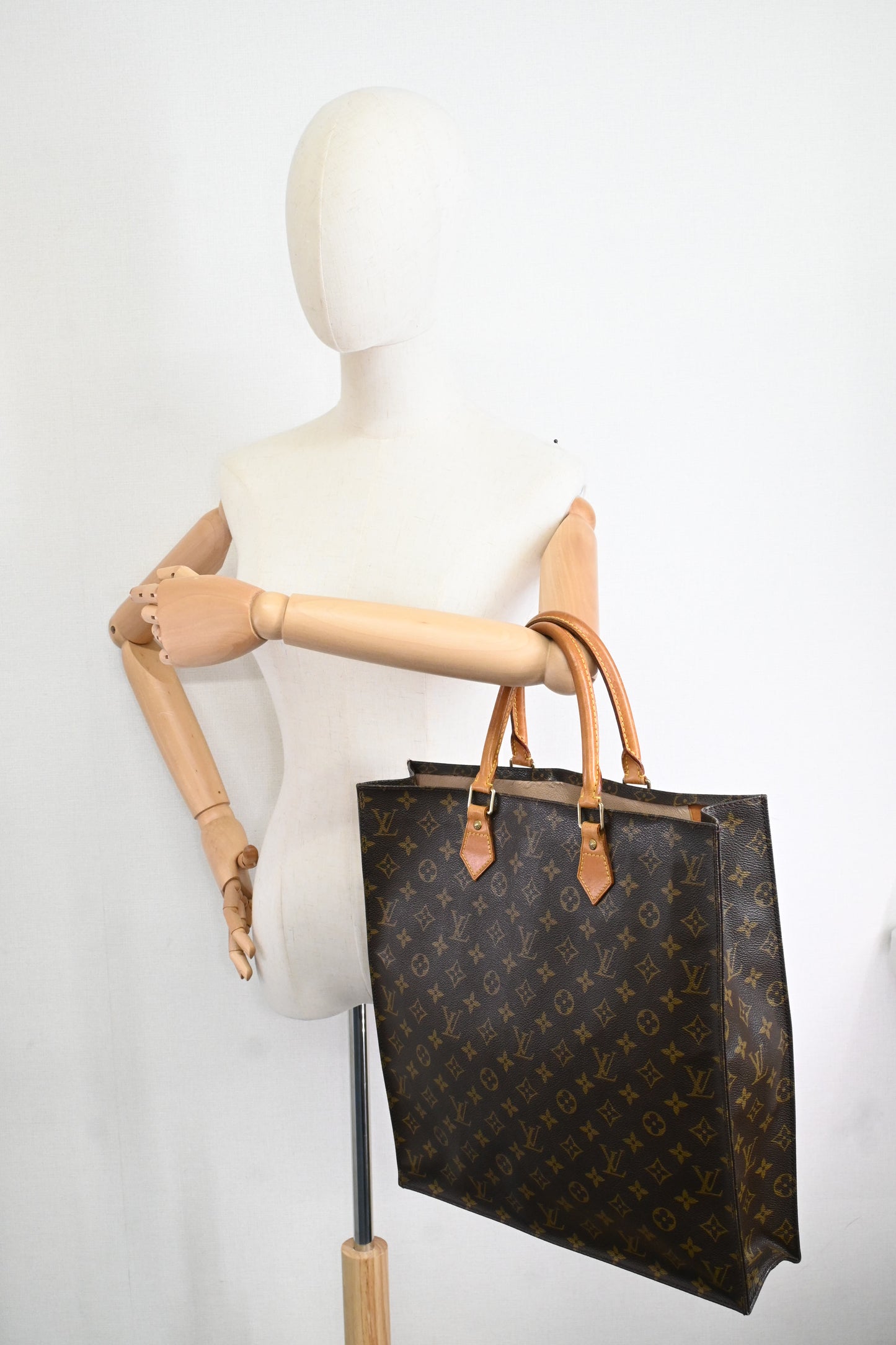 Louis Vuitton Sac Plat in Monogram Canvas