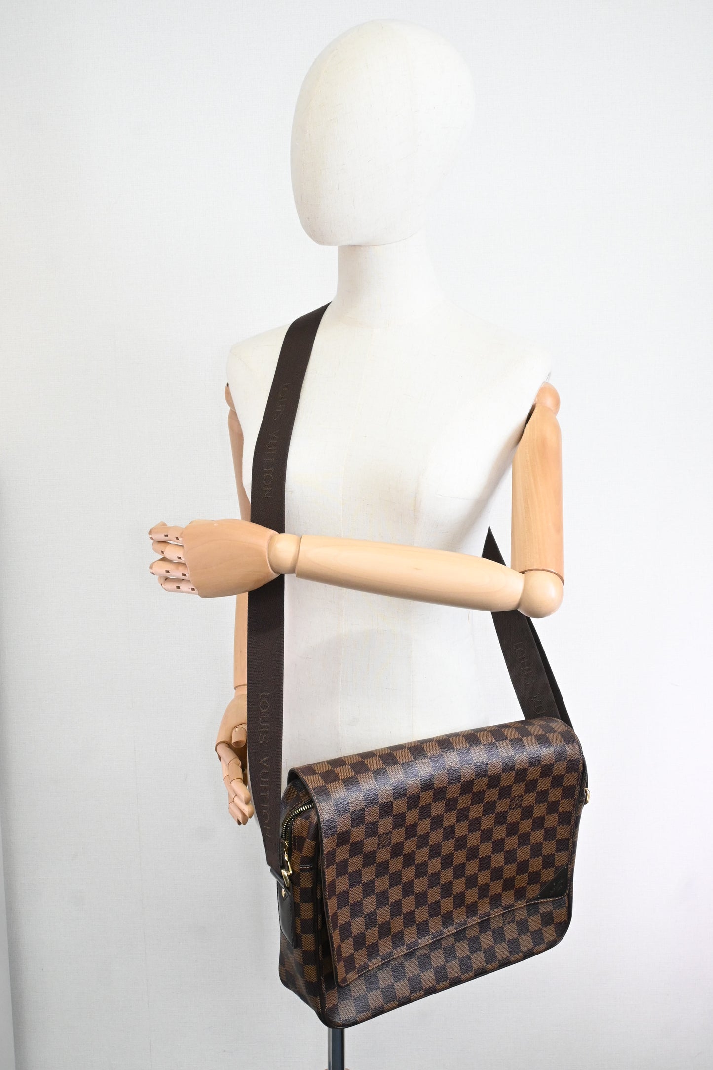 Louis Vuitton Shelton MM in Damier Ebene Canvas