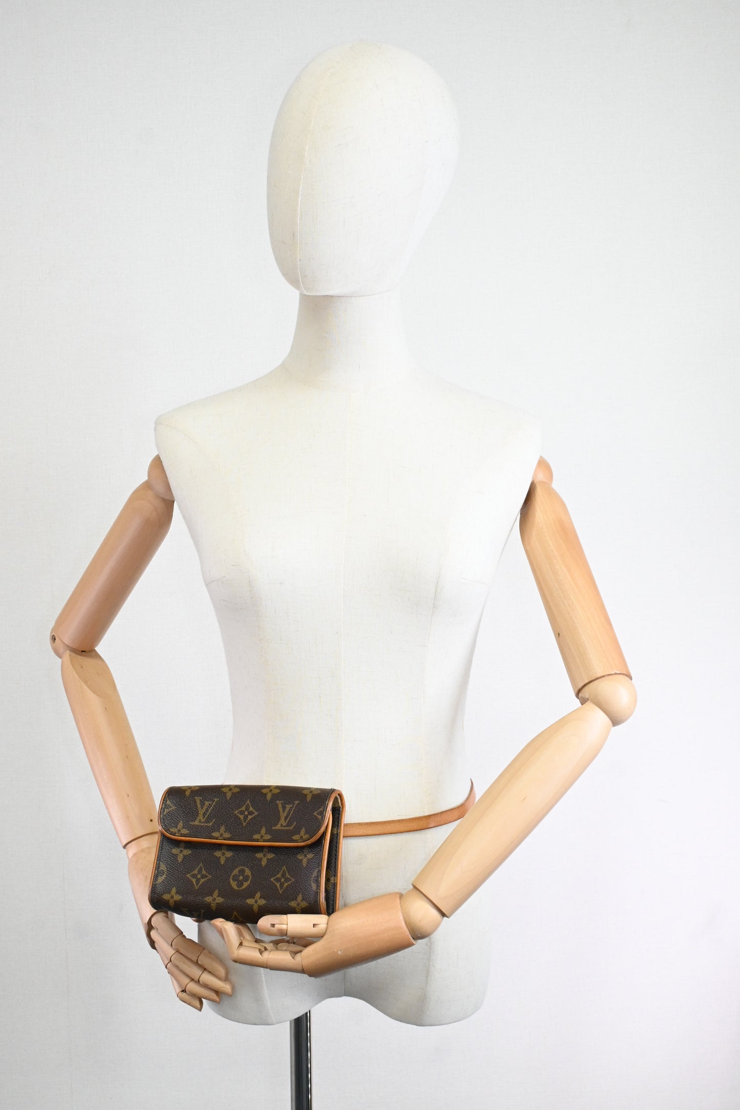 Louis Vuitton Pochette Florentine in Monogram Canvas