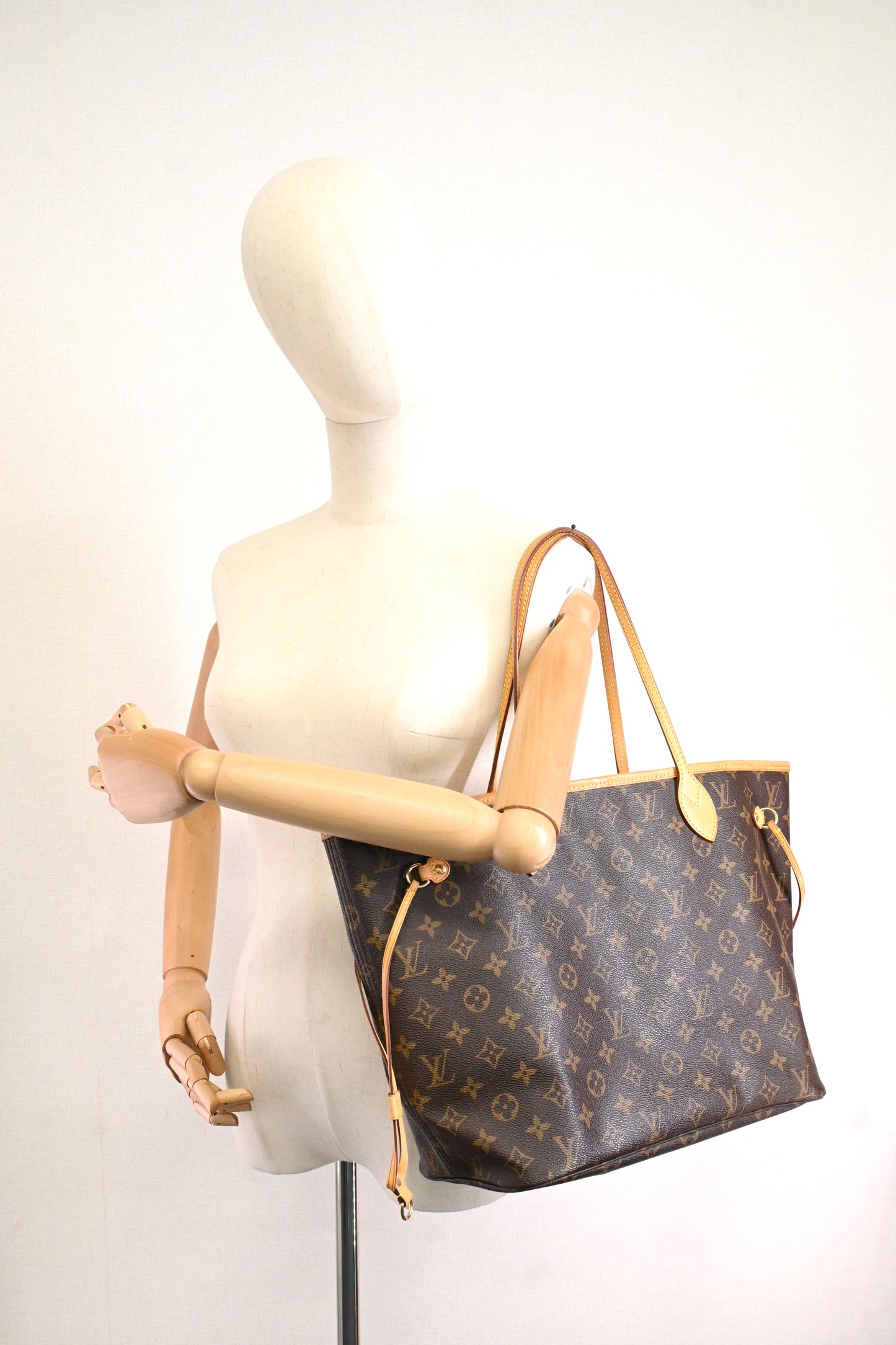 Louis Vuitton Neverfull MM in Monogram Canvas