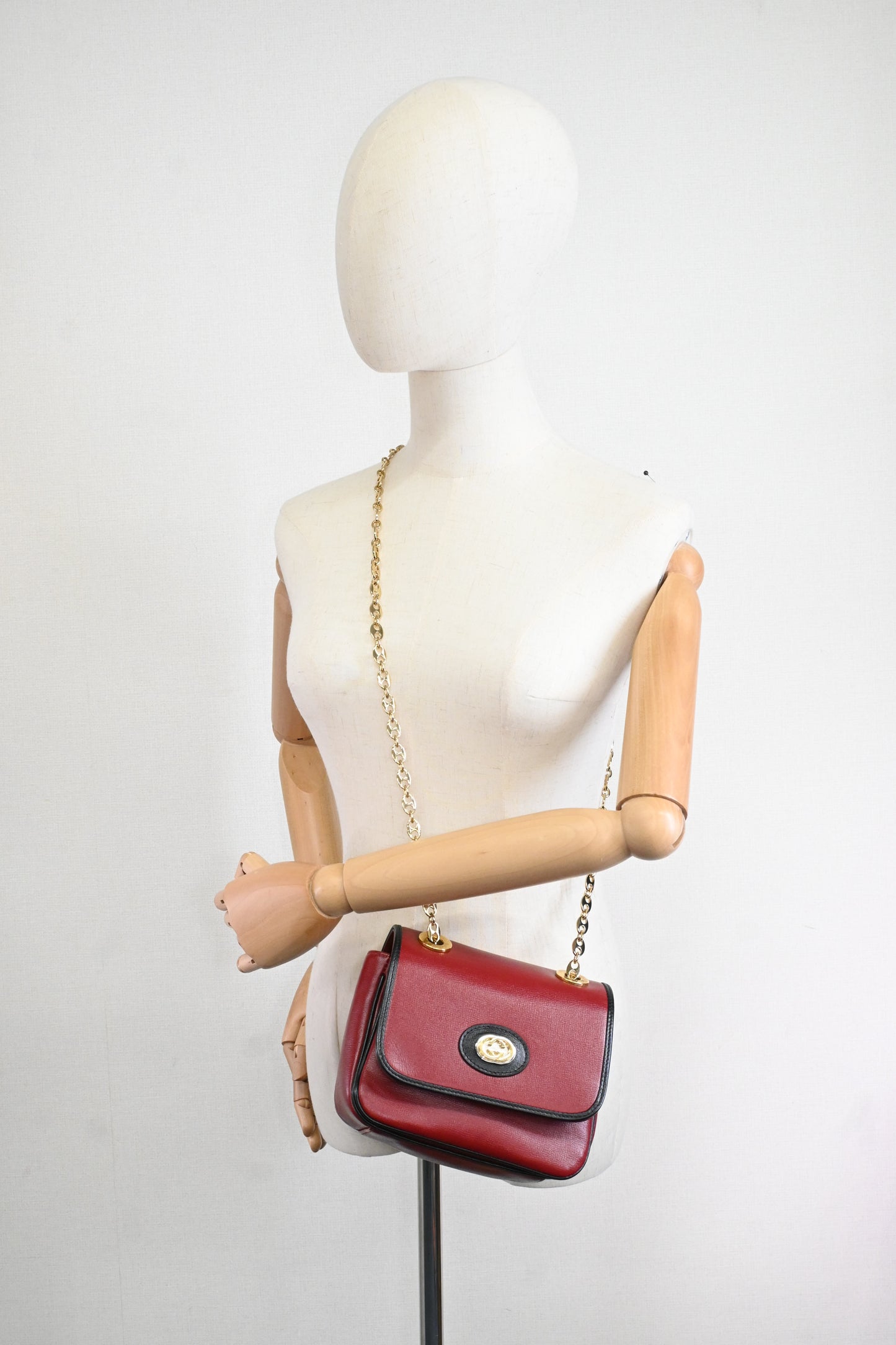 Gucci Shoulder Bag in Red and Black Leather