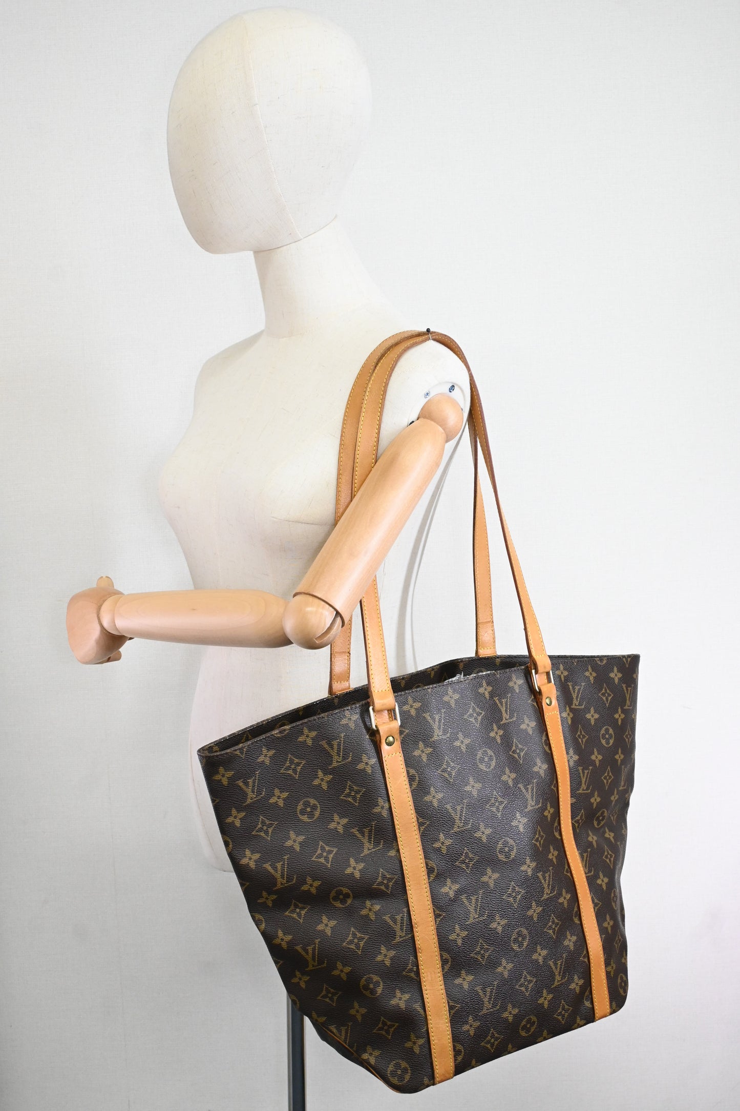 Louis Vuitton Sac Shopping 48 in Monogram Canvas