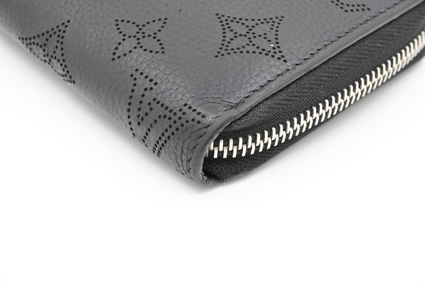 Louis Vuitton Long Zippy Wallet in Black Mahina Leather