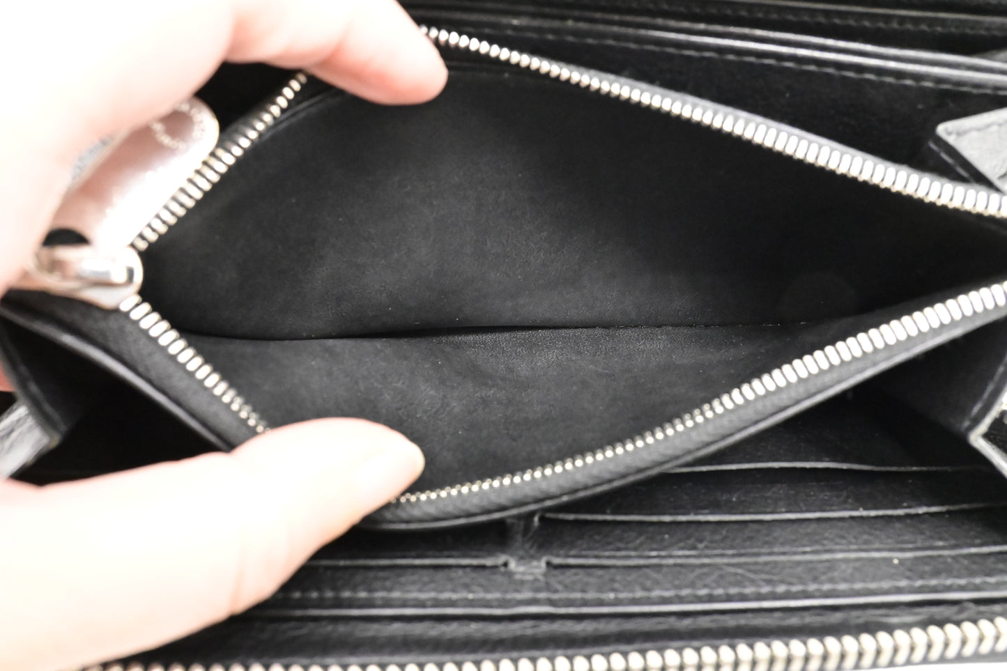 Louis Vuitton Long Zippy Wallet in Black Mahina Leather