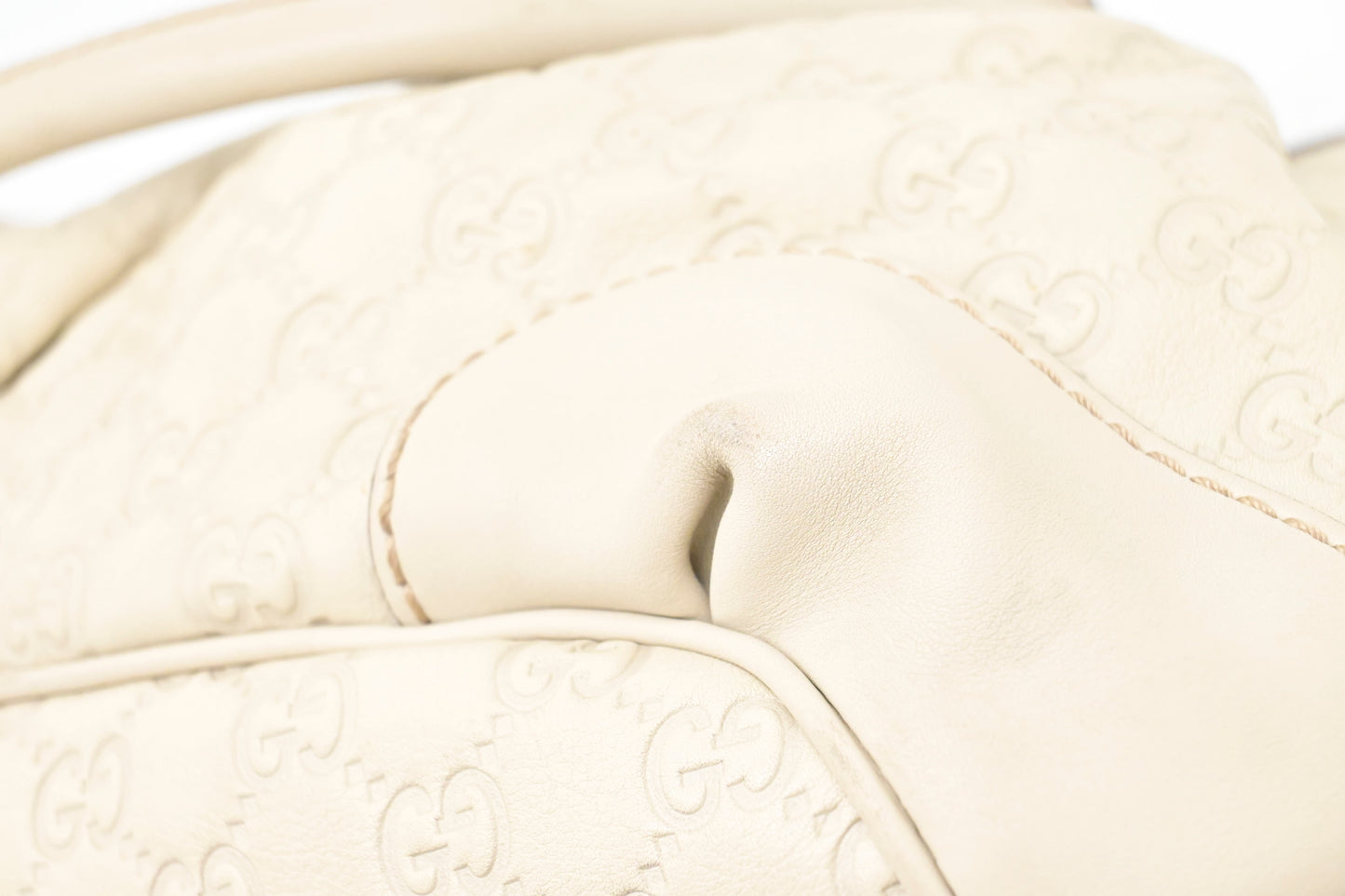 Gucci Sukey Handbag in Cream Guccissima Leather