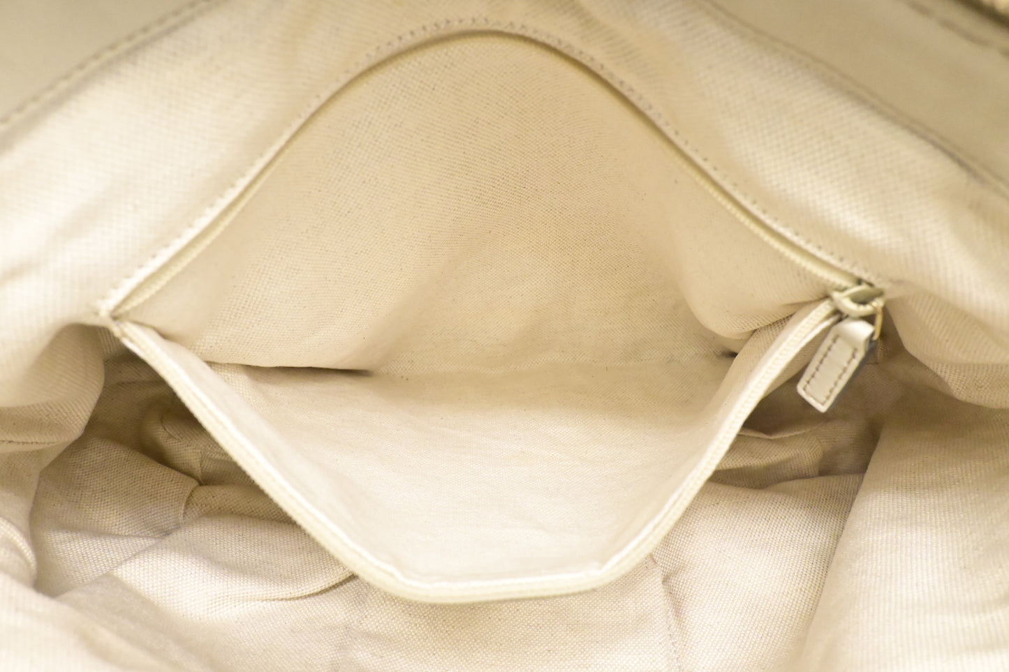 Gucci Sukey Handbag in Cream Guccissima Leather