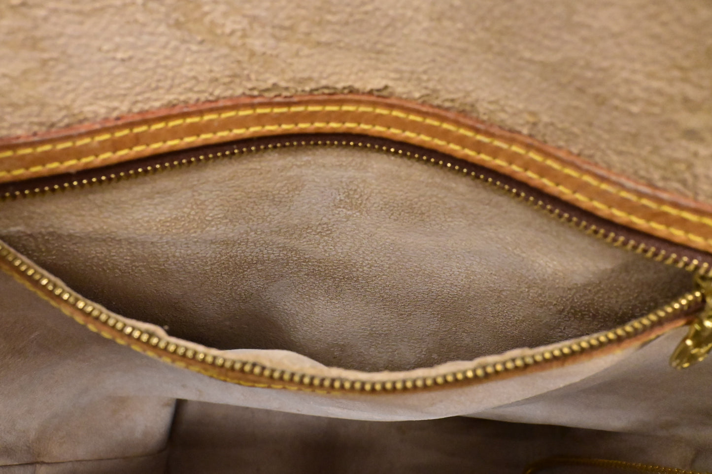 Louis Vuitton Bucket GM in Monogram Canvas