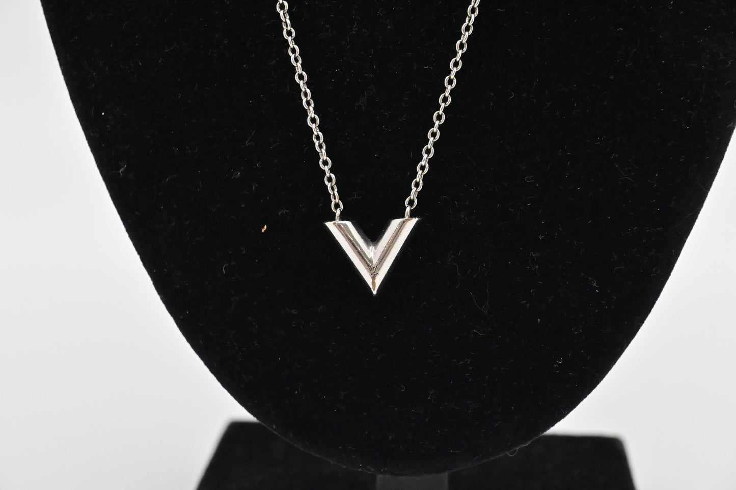 Louis Vuitton Essential V Neclace