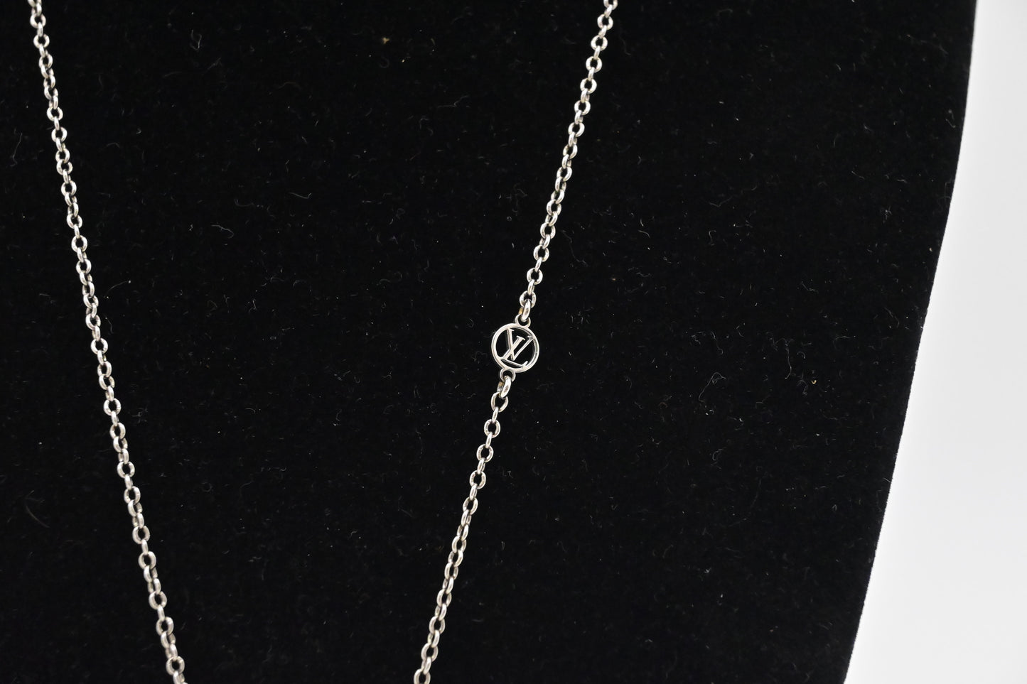 Louis Vuitton Essential V Neclace