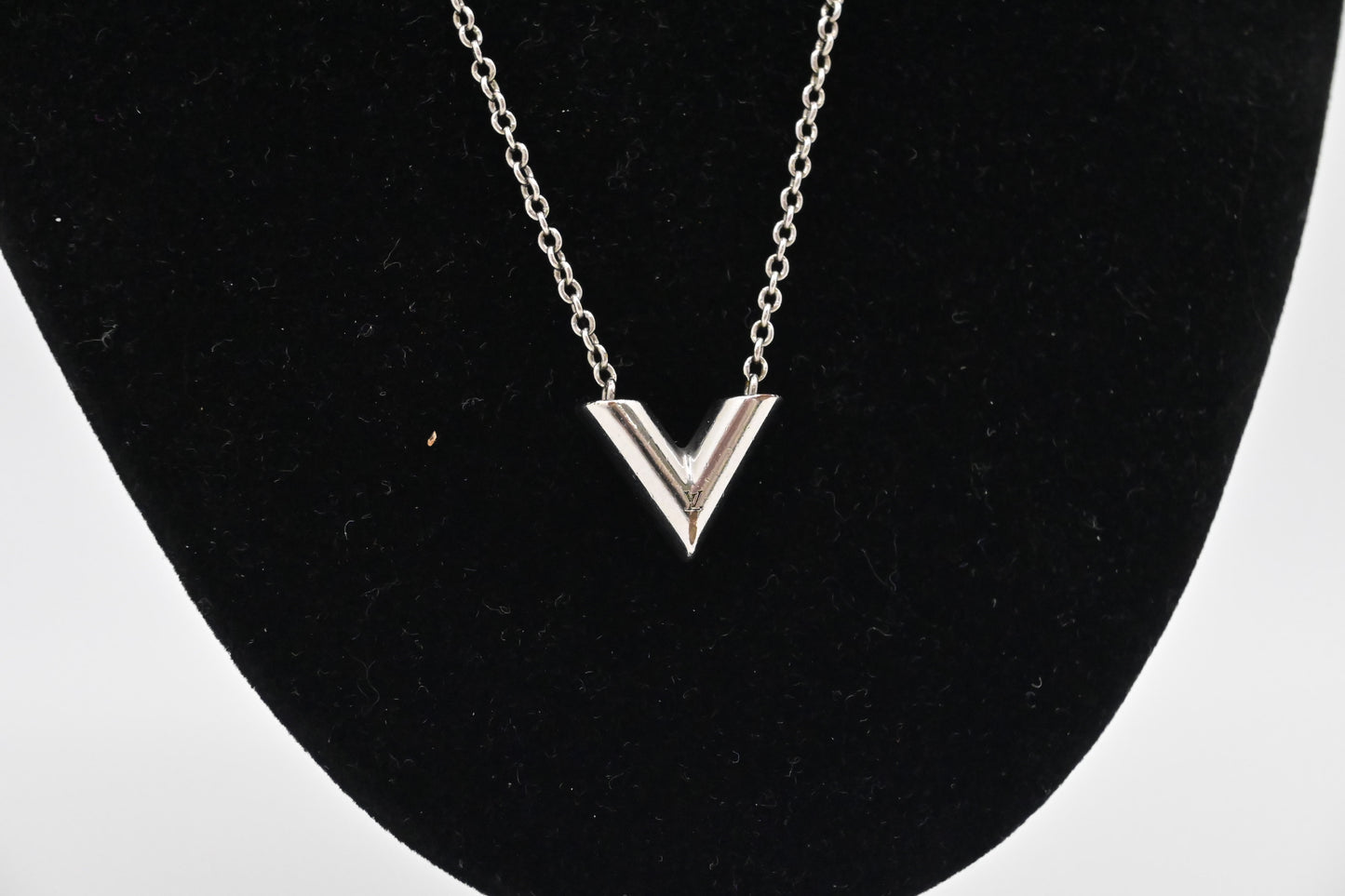 Louis Vuitton Essential V Neclace