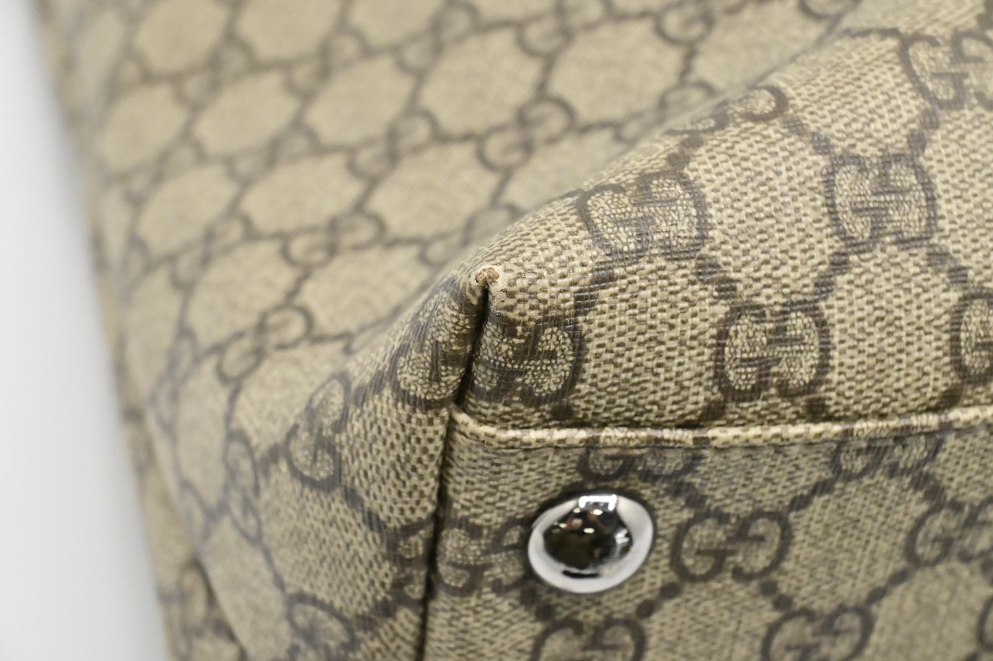 Gucci Shoulder Bag in GG Supreme Canvas