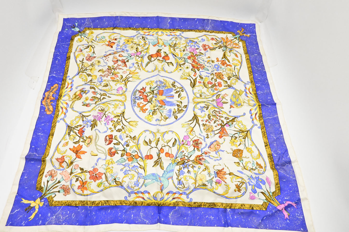 Hermes 'Pierres d'Orient et d'Occident' Carre 90 in Silk