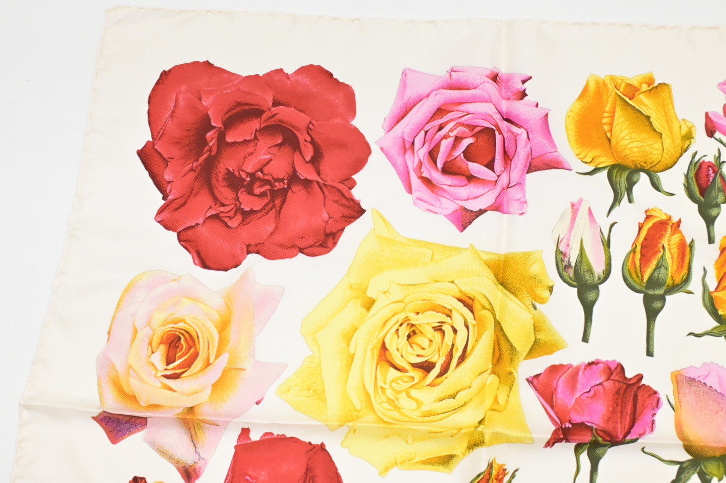 Gucci Roses Scarf in White Silk