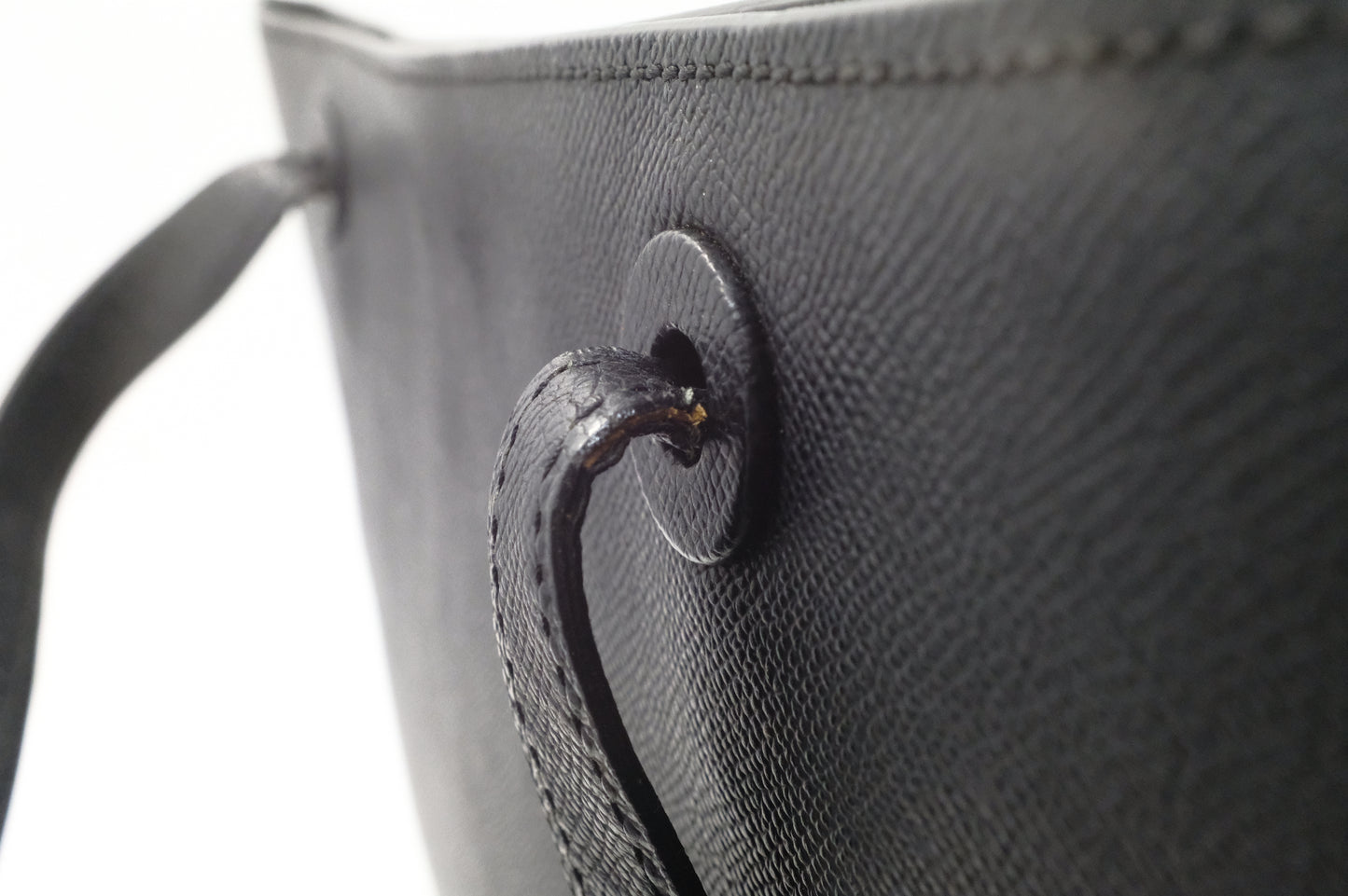 Chanel Shoulder Bag in Black Caviar Leather