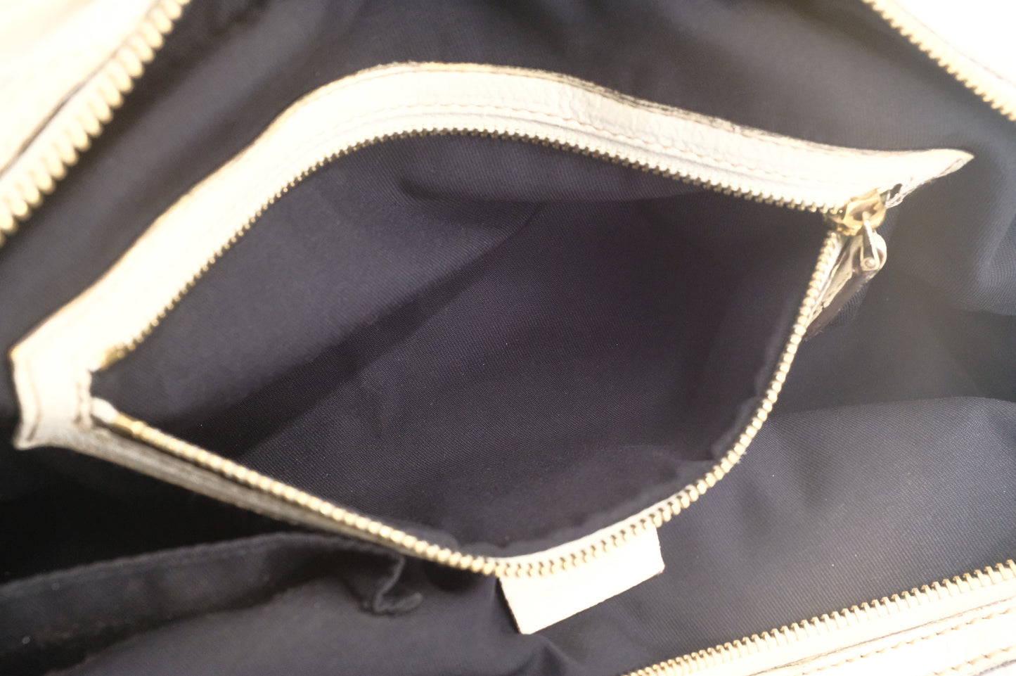 Gucci Shoulder Bag in White Leather