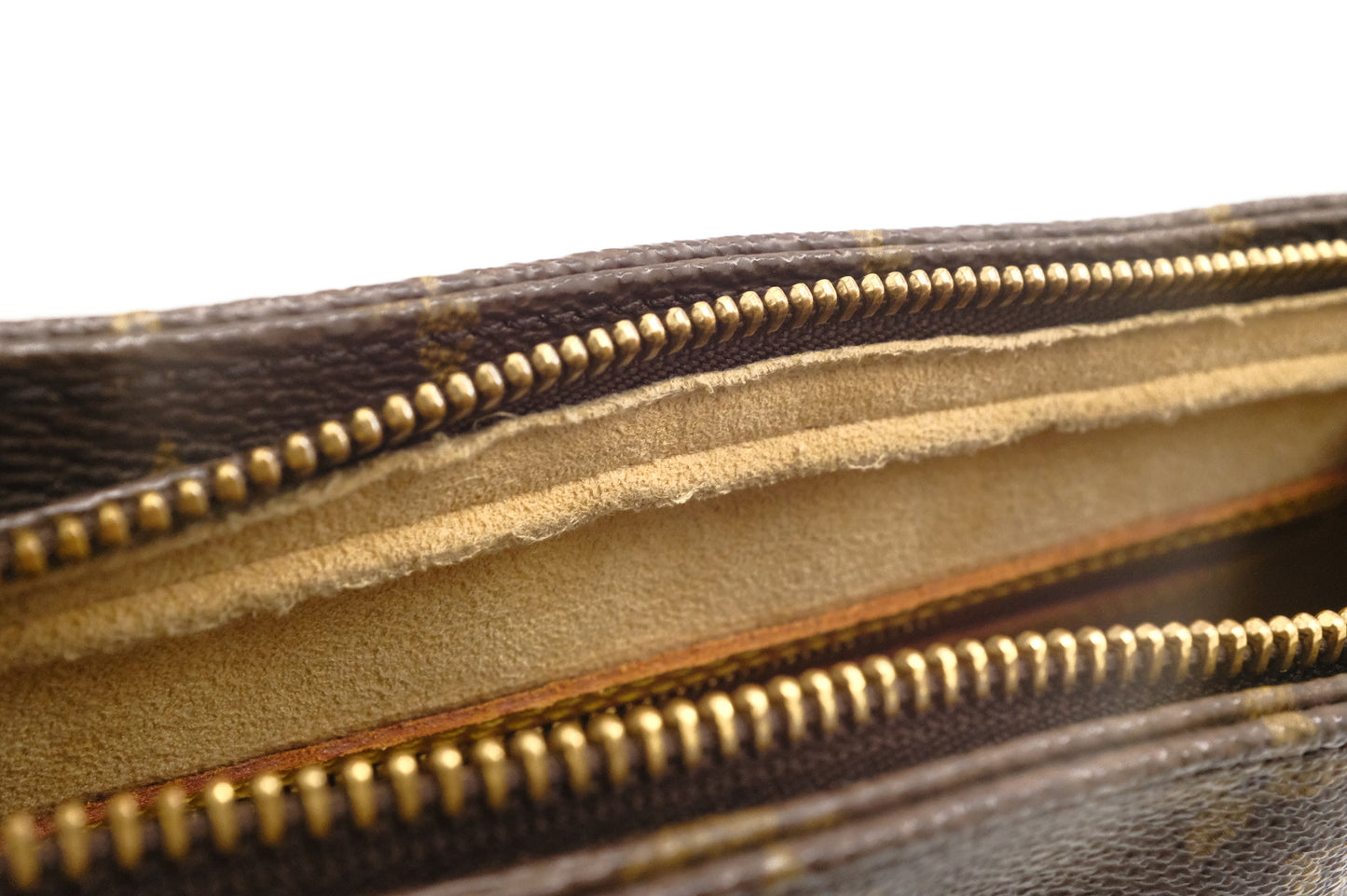 Louis Vuitton Looping MM in Monogram Canvas