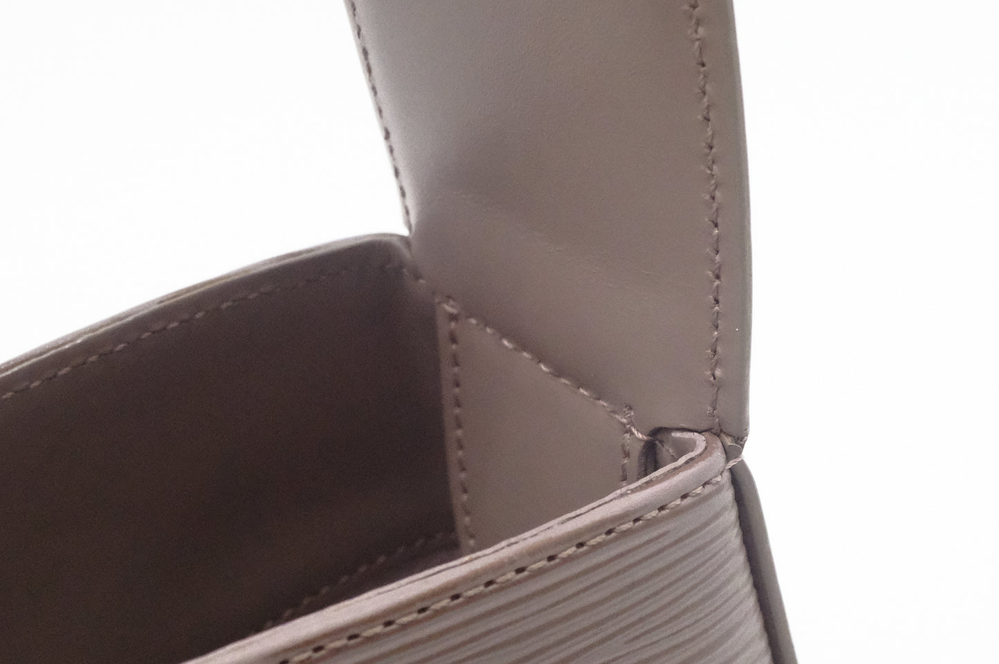 Louis Vuitton Reverie in Lilac Epi Leather