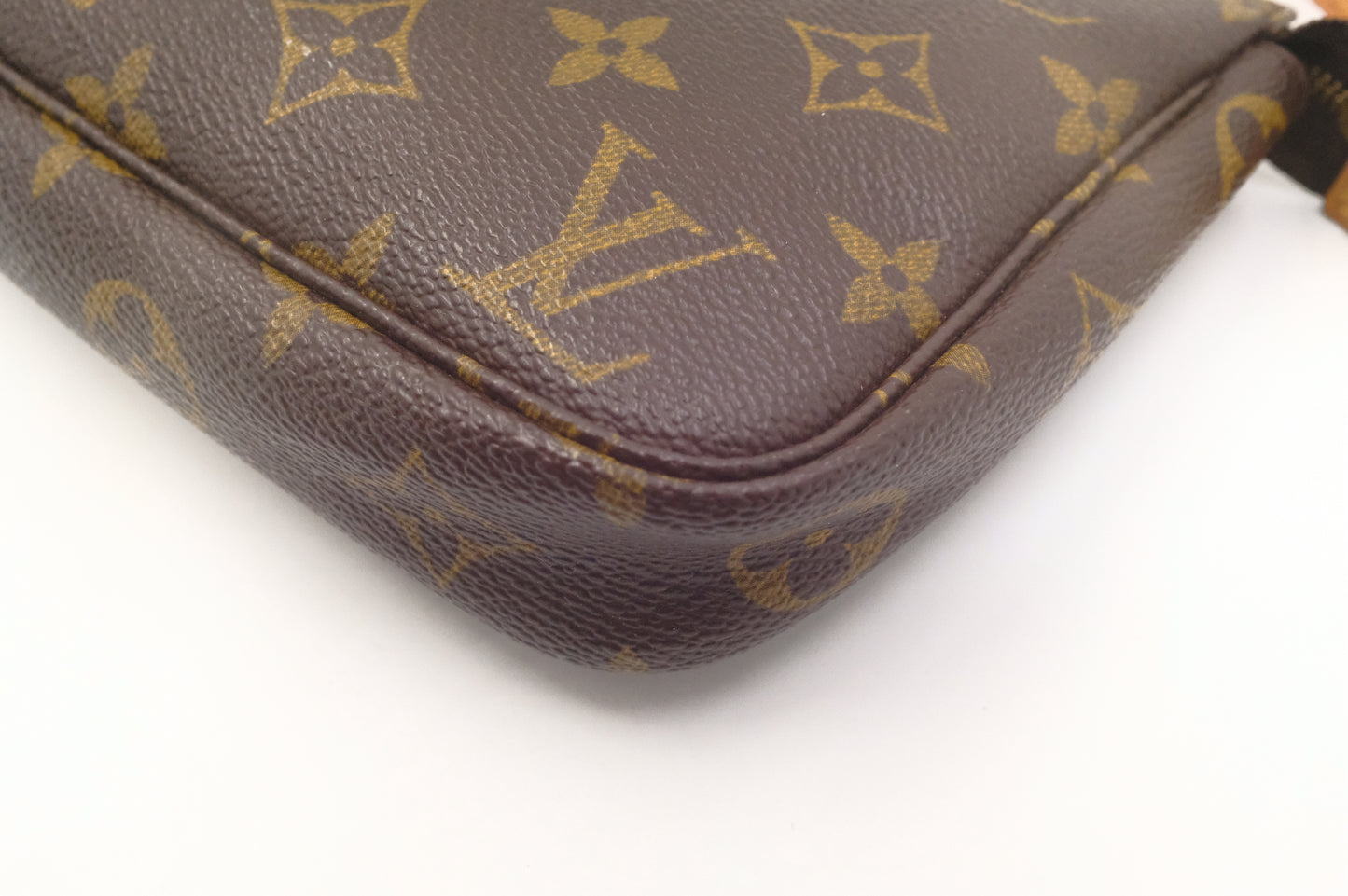 Louis Vuitton Pochette Accessoires in Monogram Canvas