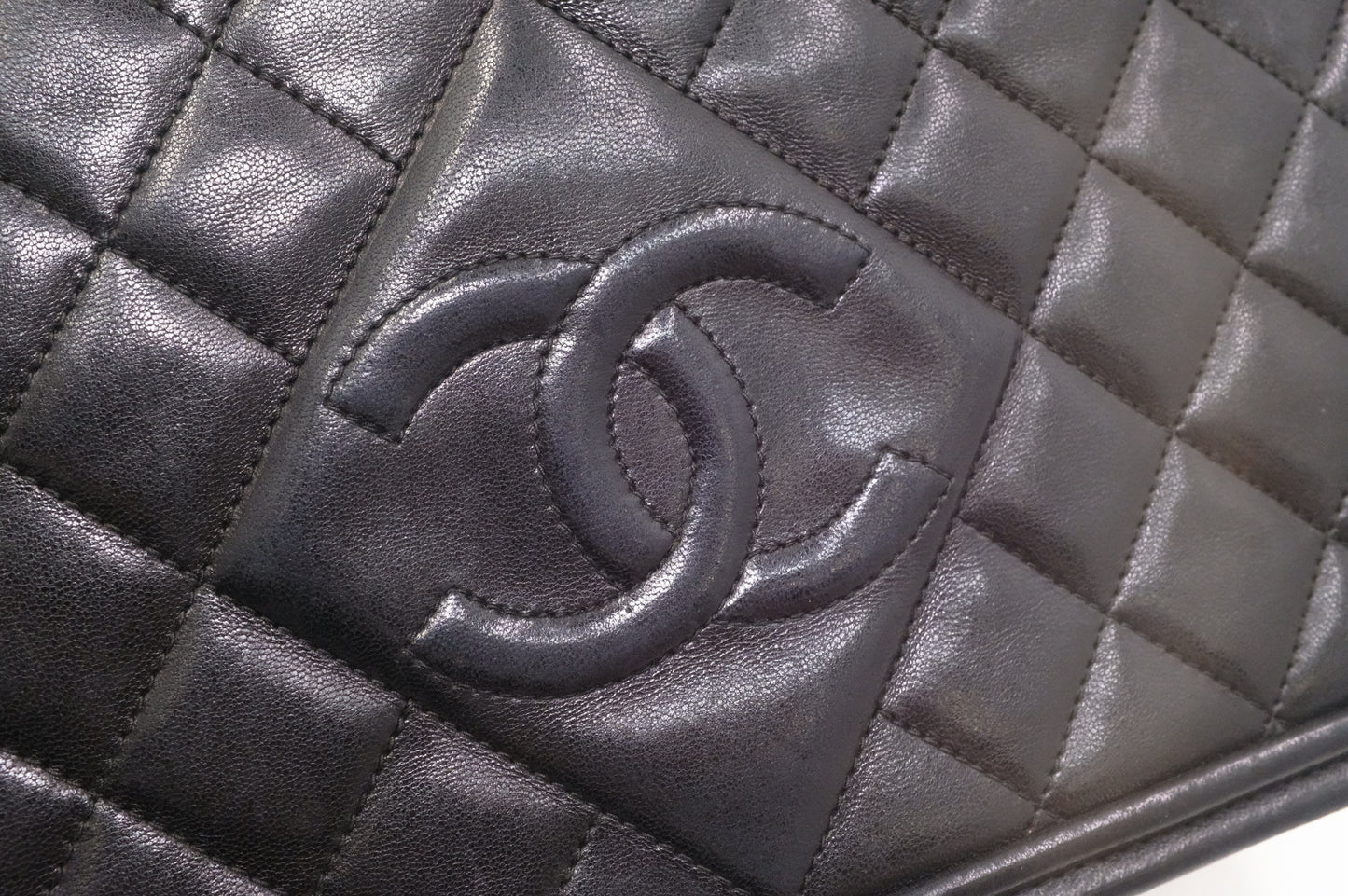 Chanel Shoulder Bag in Black Matelasse Lambskin Leather