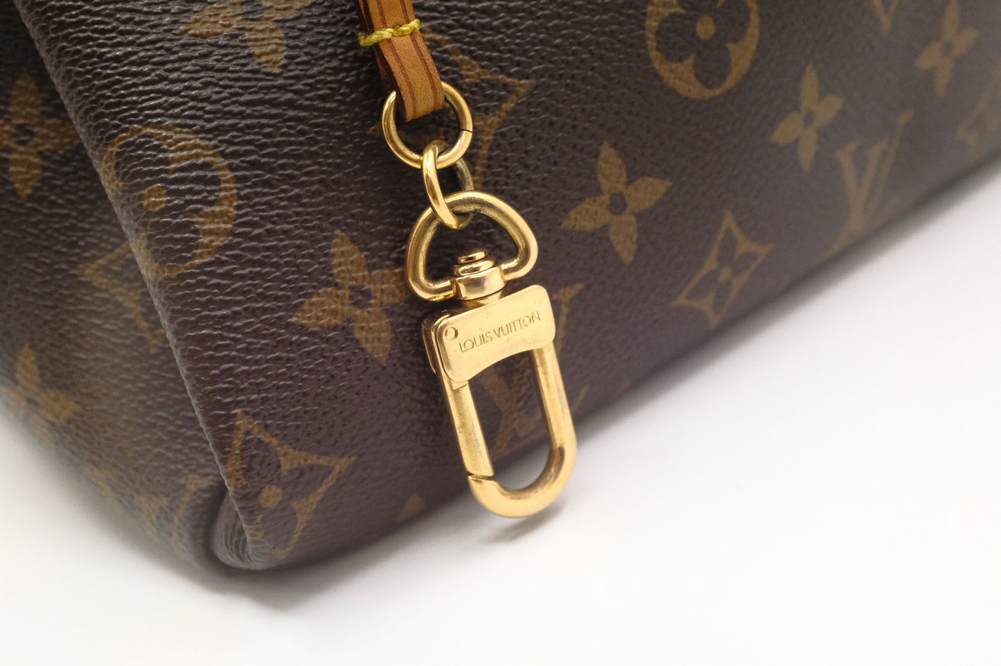 Louis Vuitton Artsy MM in Monogram Canvas