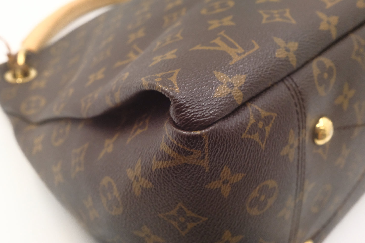 Louis Vuitton Artsy MM in Monogram Canvas