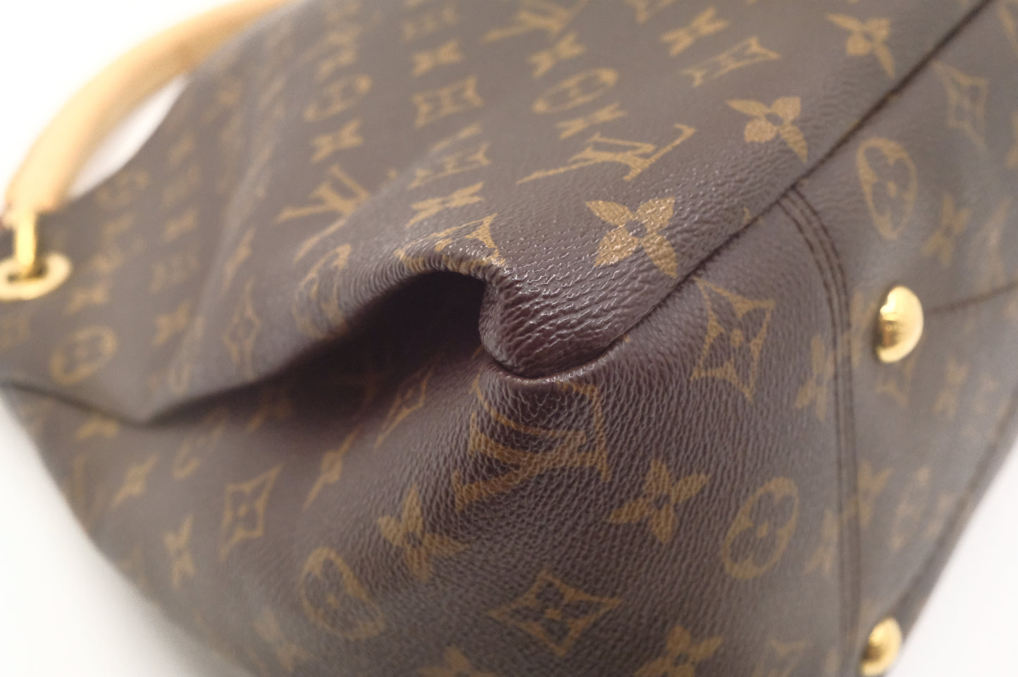 Louis Vuitton Artsy MM in Monogram Canvas