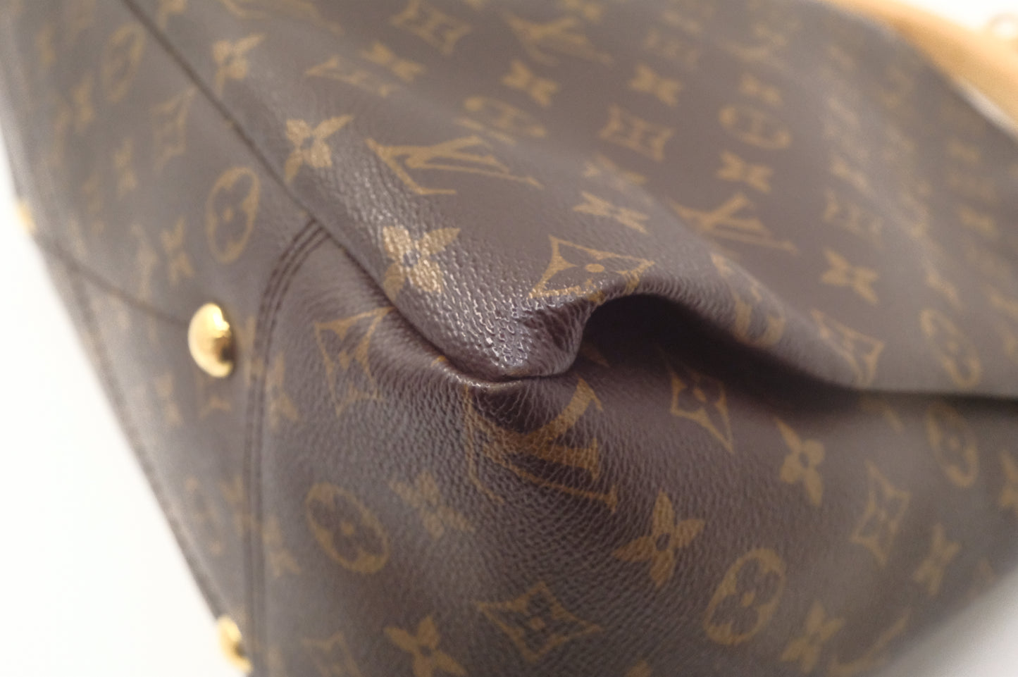 Louis Vuitton Artsy MM in Monogram Canvas