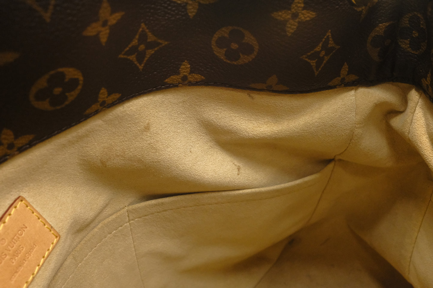 Louis Vuitton Artsy MM in Monogram Canvas