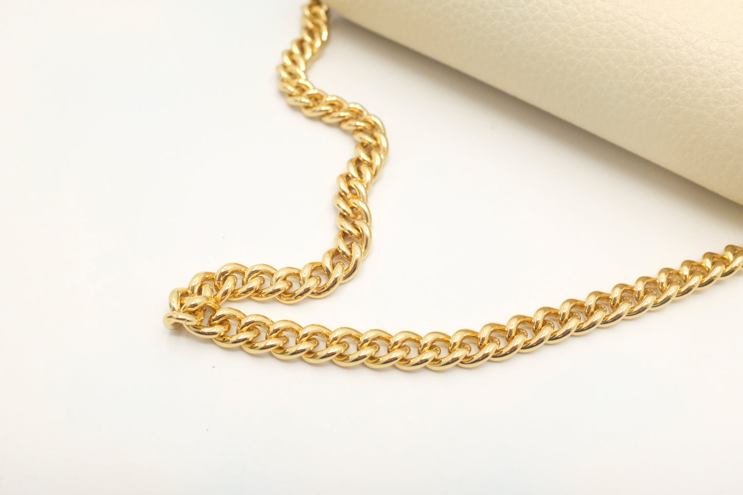 Gucci Zumi Chain Wallet in Cream Leather
