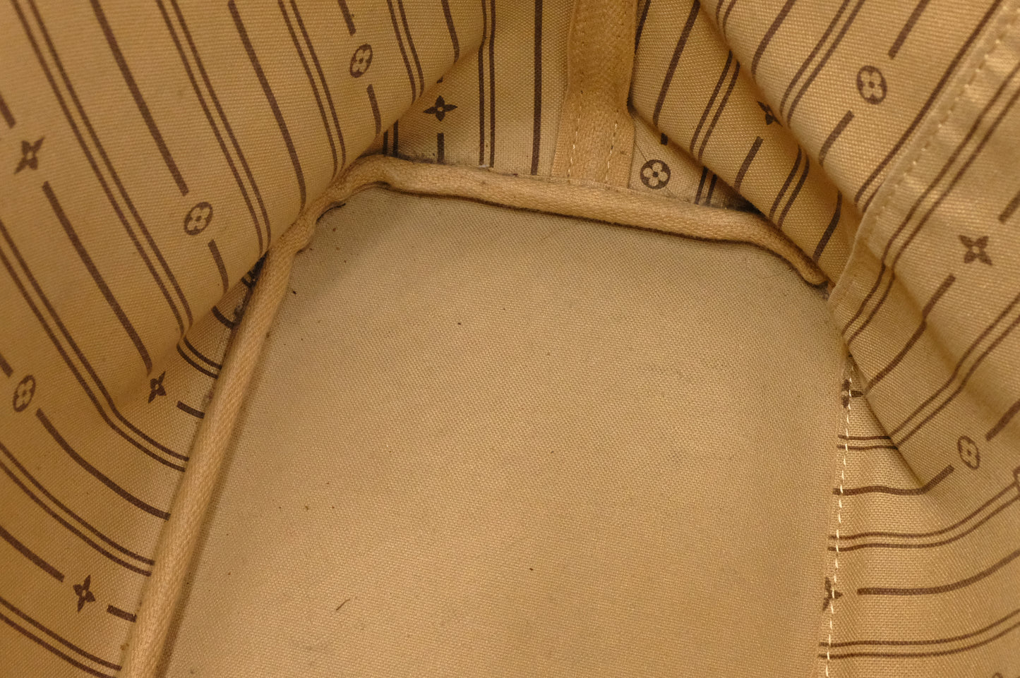 Louis Vuitton Neverfull MM in Monogram Canvas