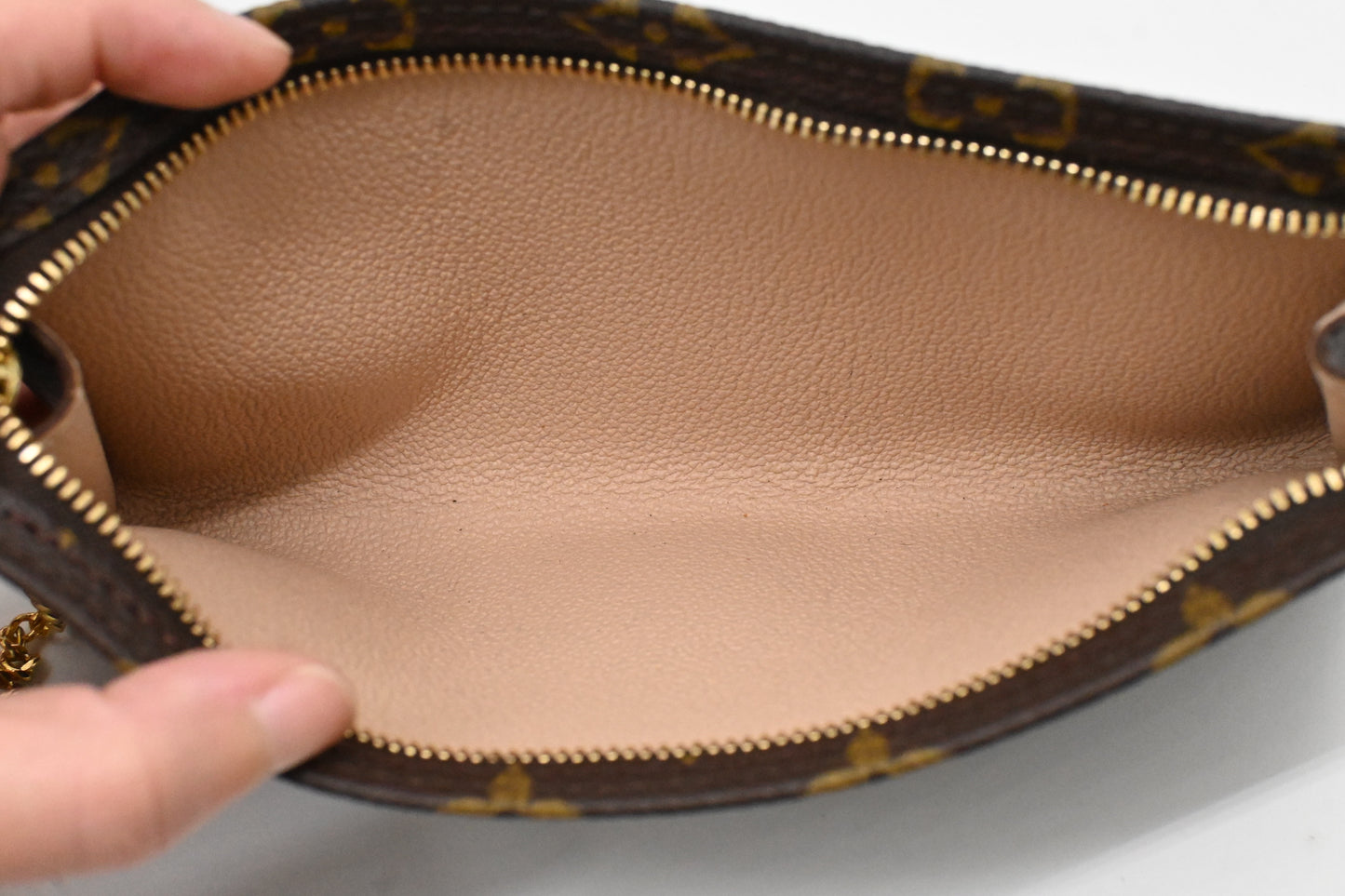 Louis Vuitton Bucket GM in Monogram Canvas