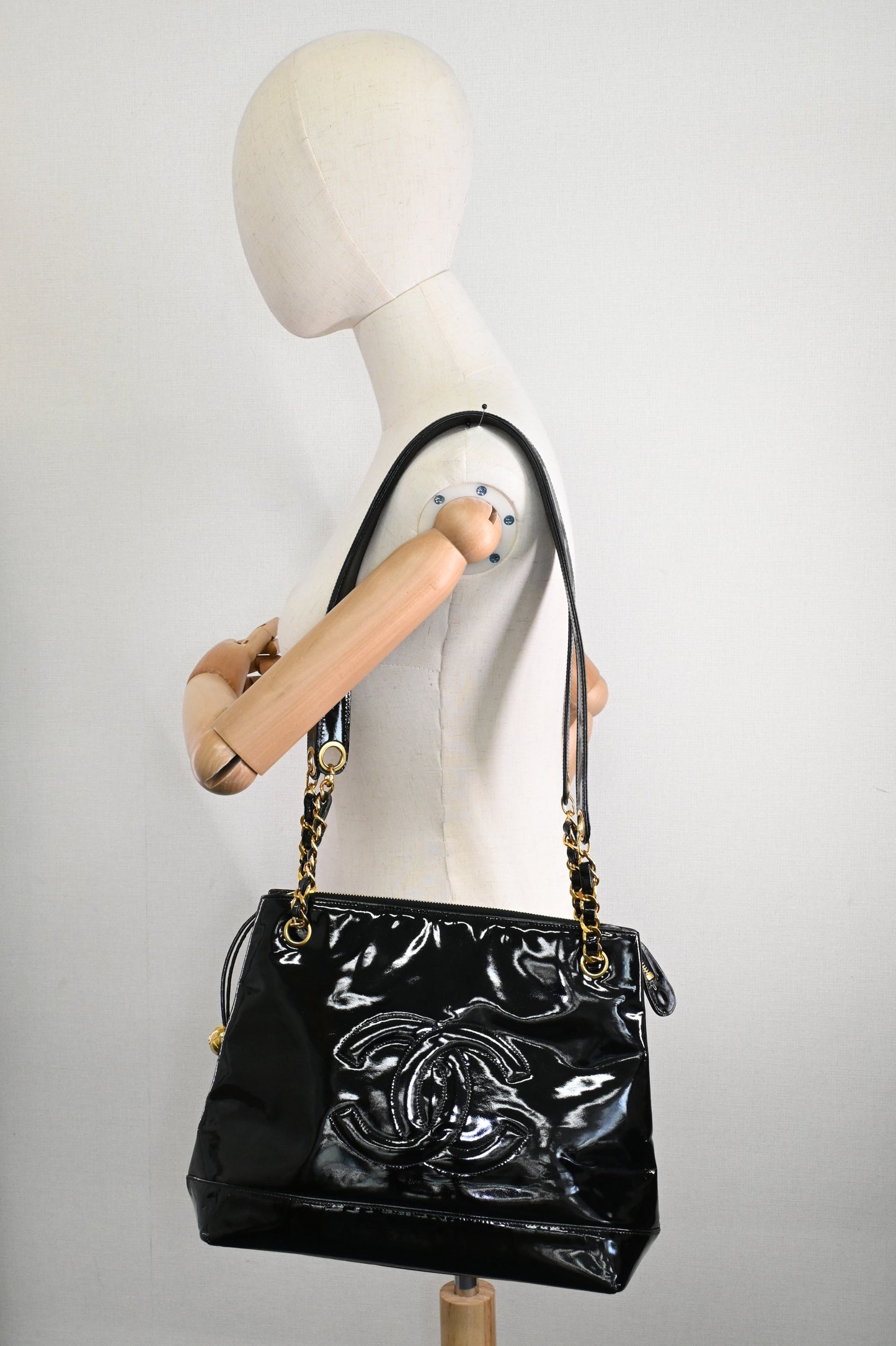 Chanel Shoulder Bag in Black Patent Leather