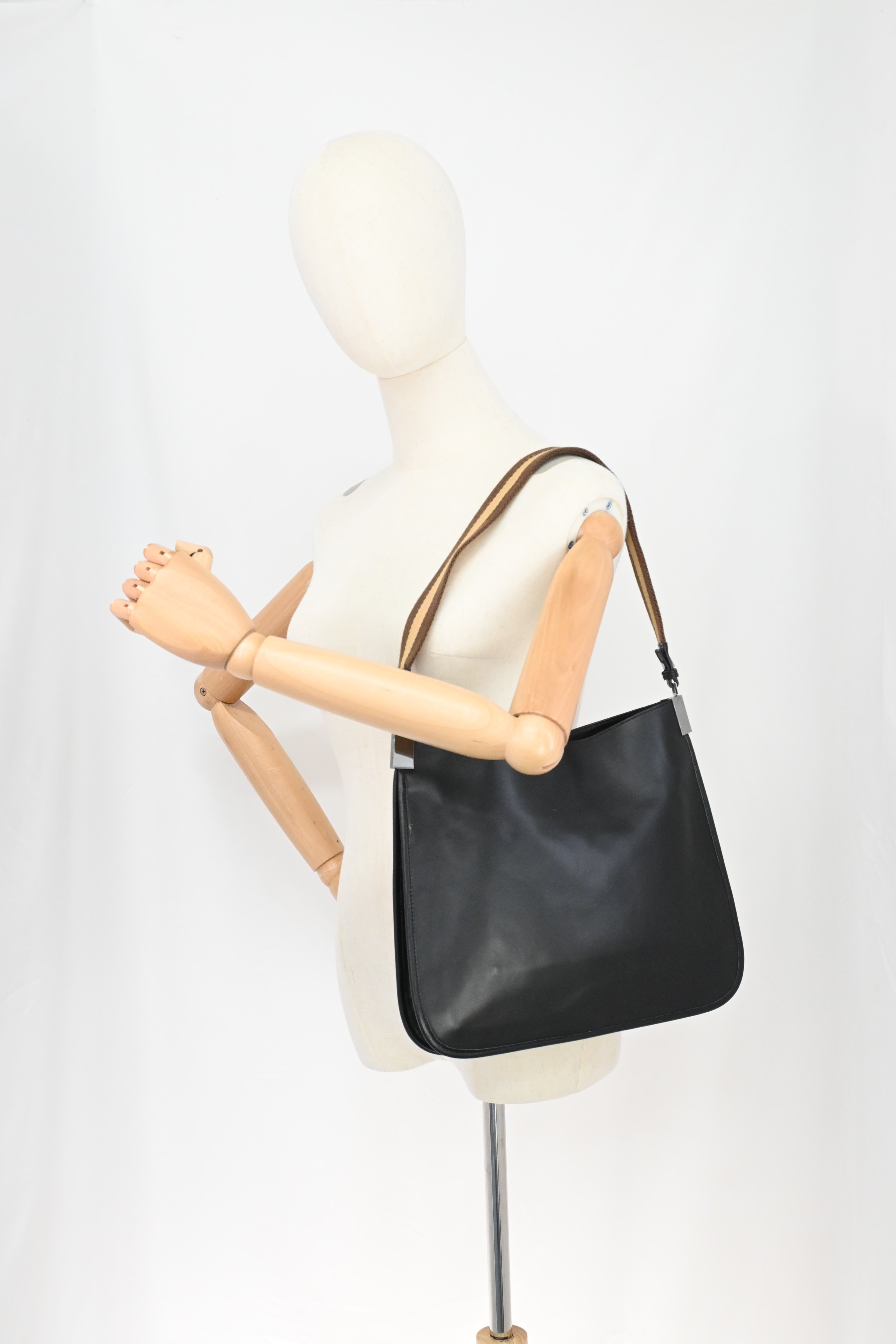 Gucci Shoulder Bag in Black Leather – Weekly Lux Drop