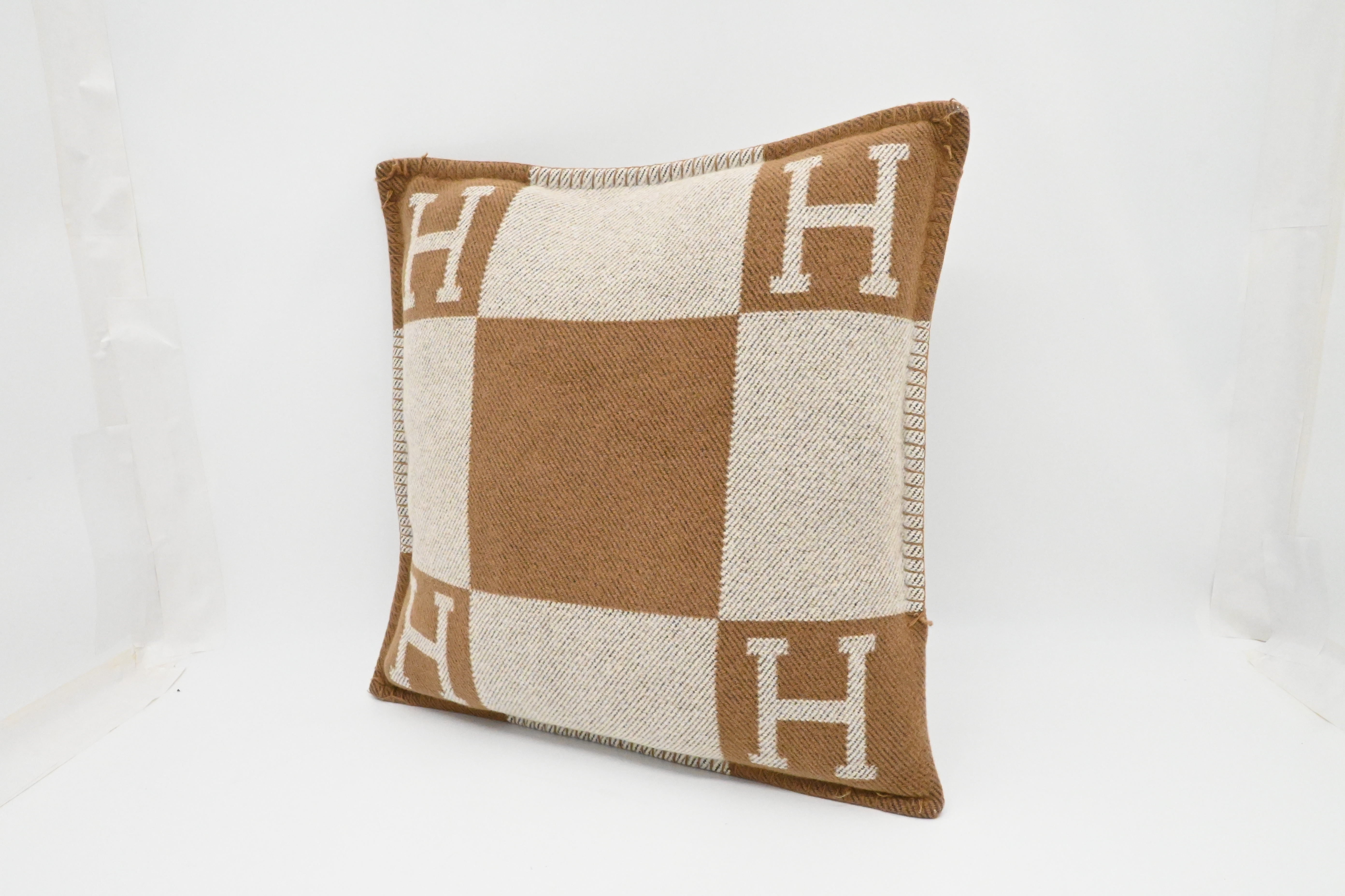 Hermes Cushion in Merino Wool and Cashmere – Weekly Lux Drop