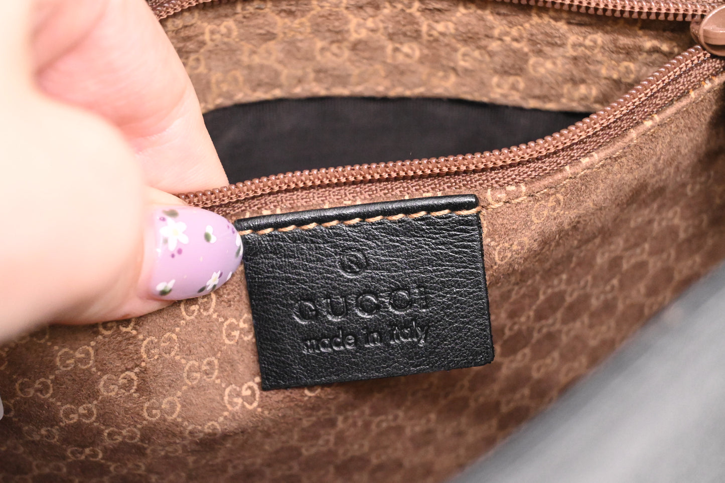 Gucci Shoulder Bag in Black Leather