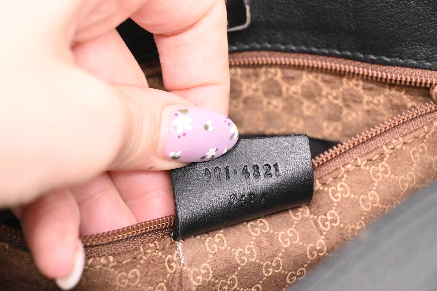 Gucci Shoulder Bag in Black Leather