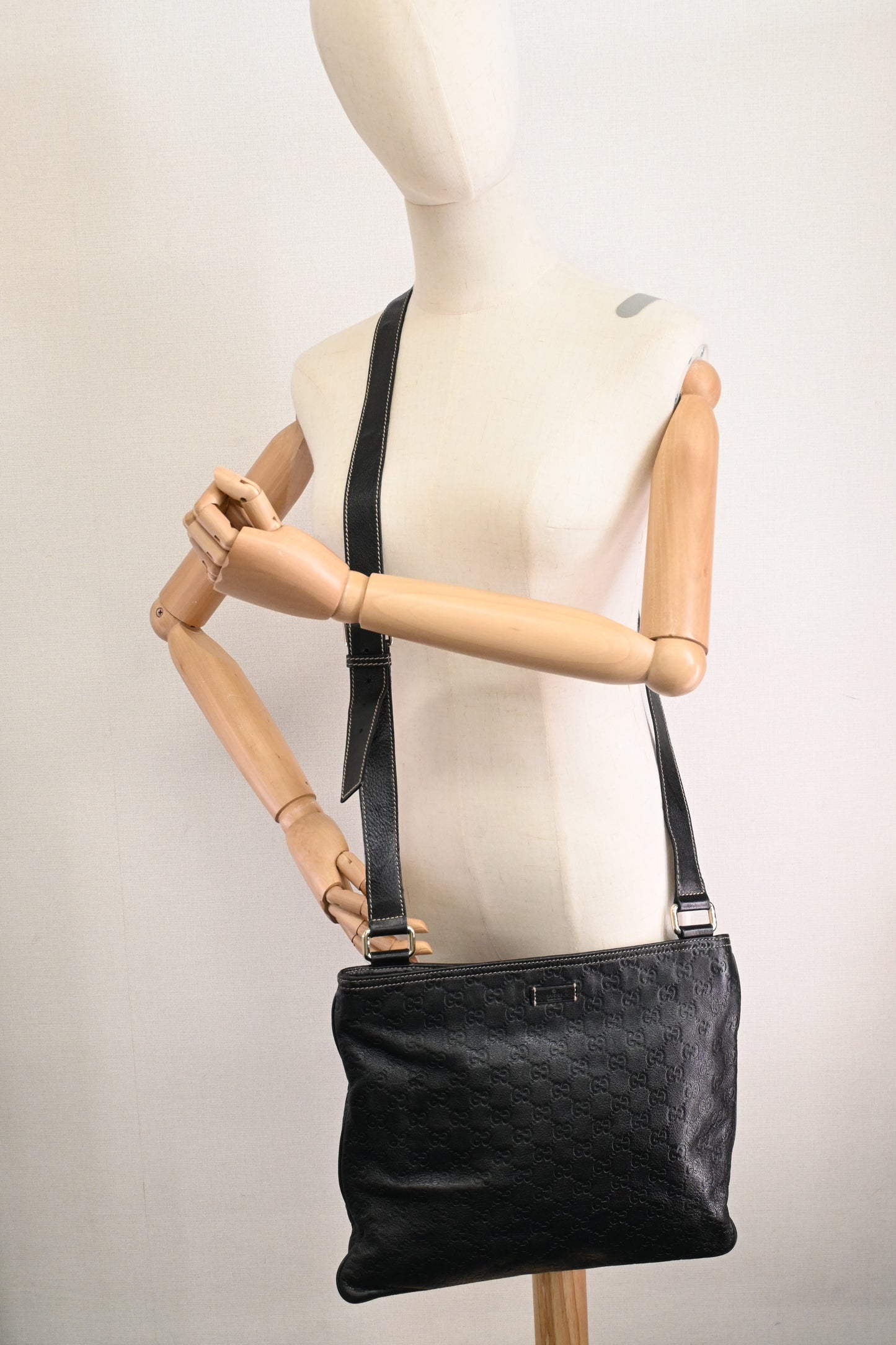 Gucci Crossbody in Black Guccissima Leather