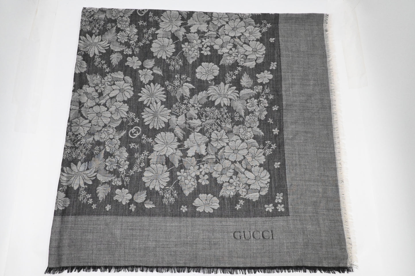 Gucci Shawl in Gray Wool and Silk