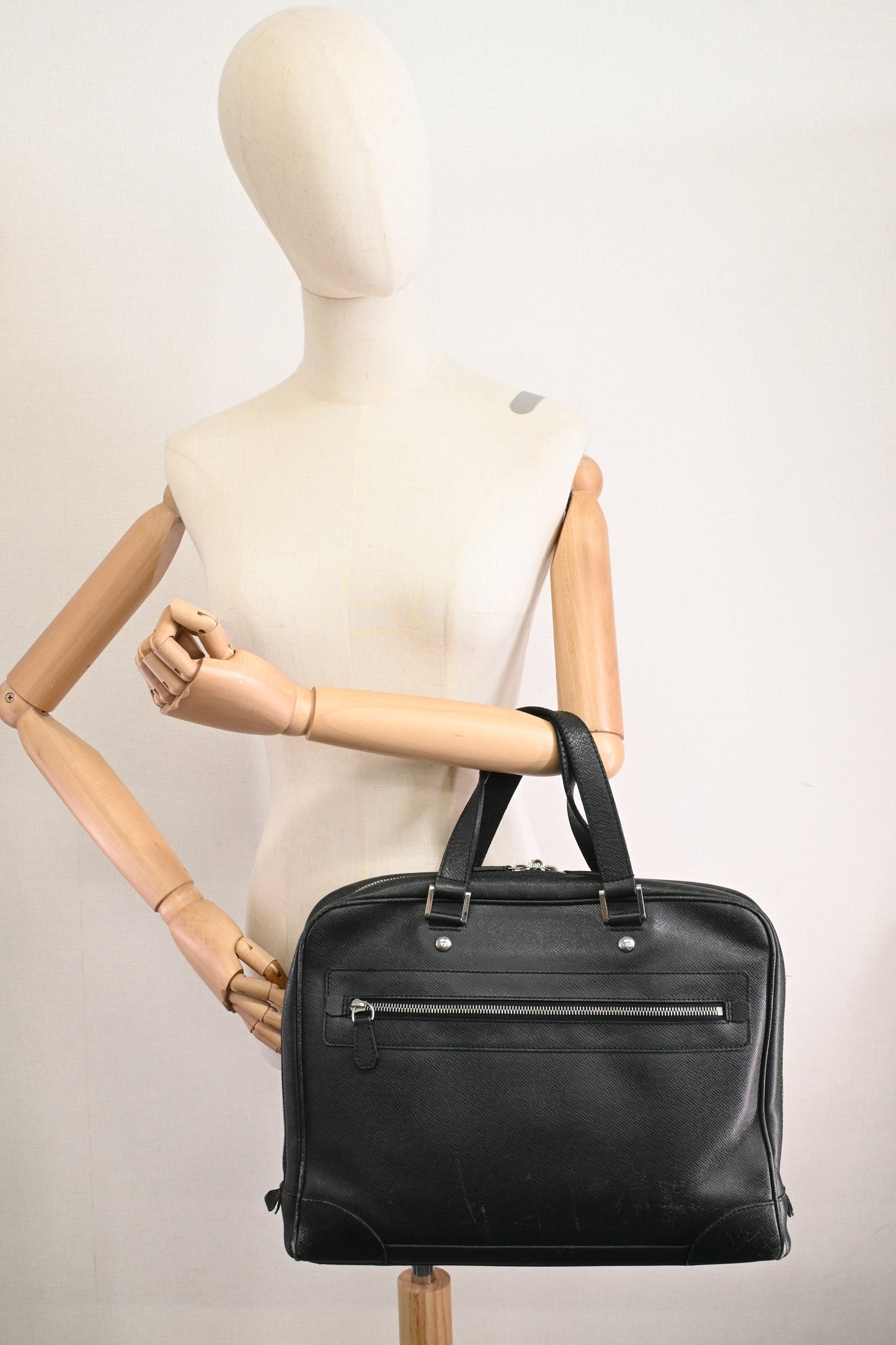 Louis Vuitton Igor Business Bag in Black Taiga Leather